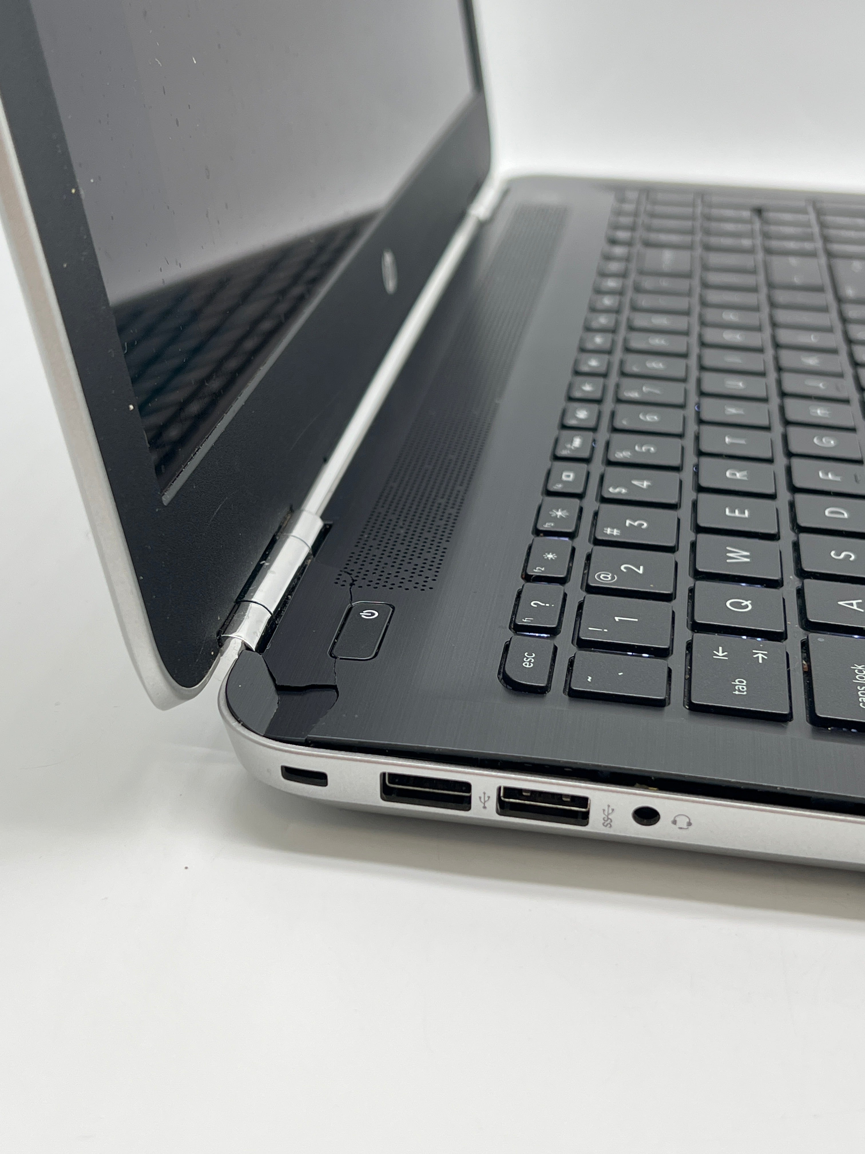HP Pavilion 15-aw053nr AMD A12-9700P 8GB RAM 1TB HDD - For Parts (Read)