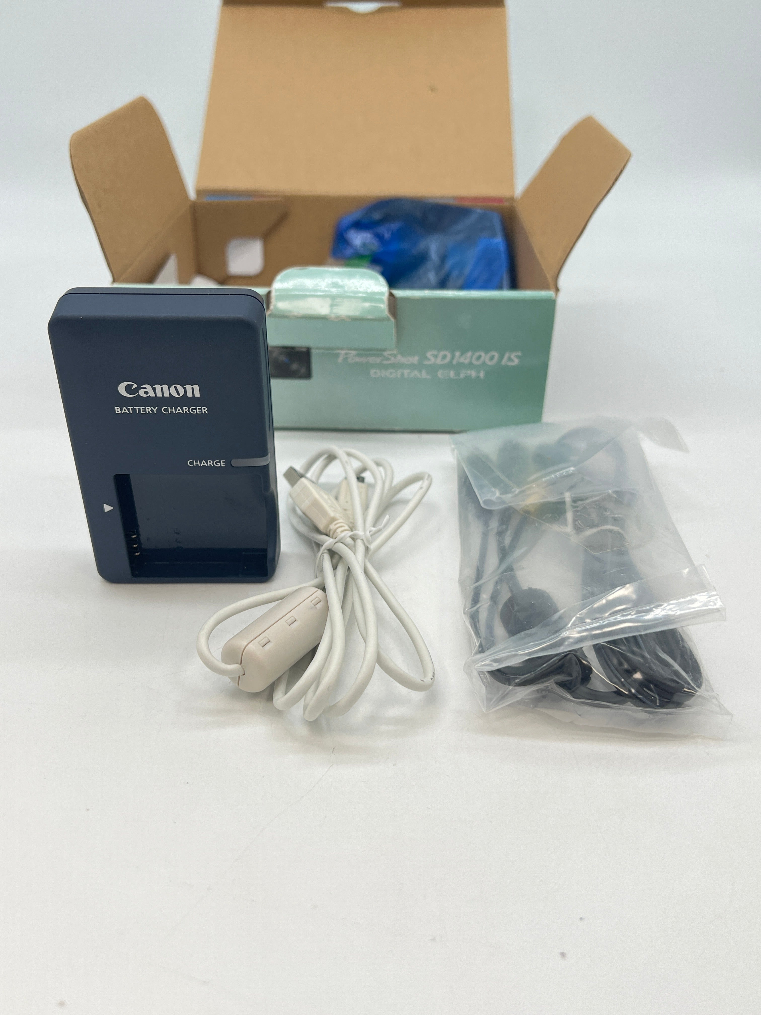 Canon PowerShot SD1400 IS 14.1MP Digital Elph Camera - Used with box