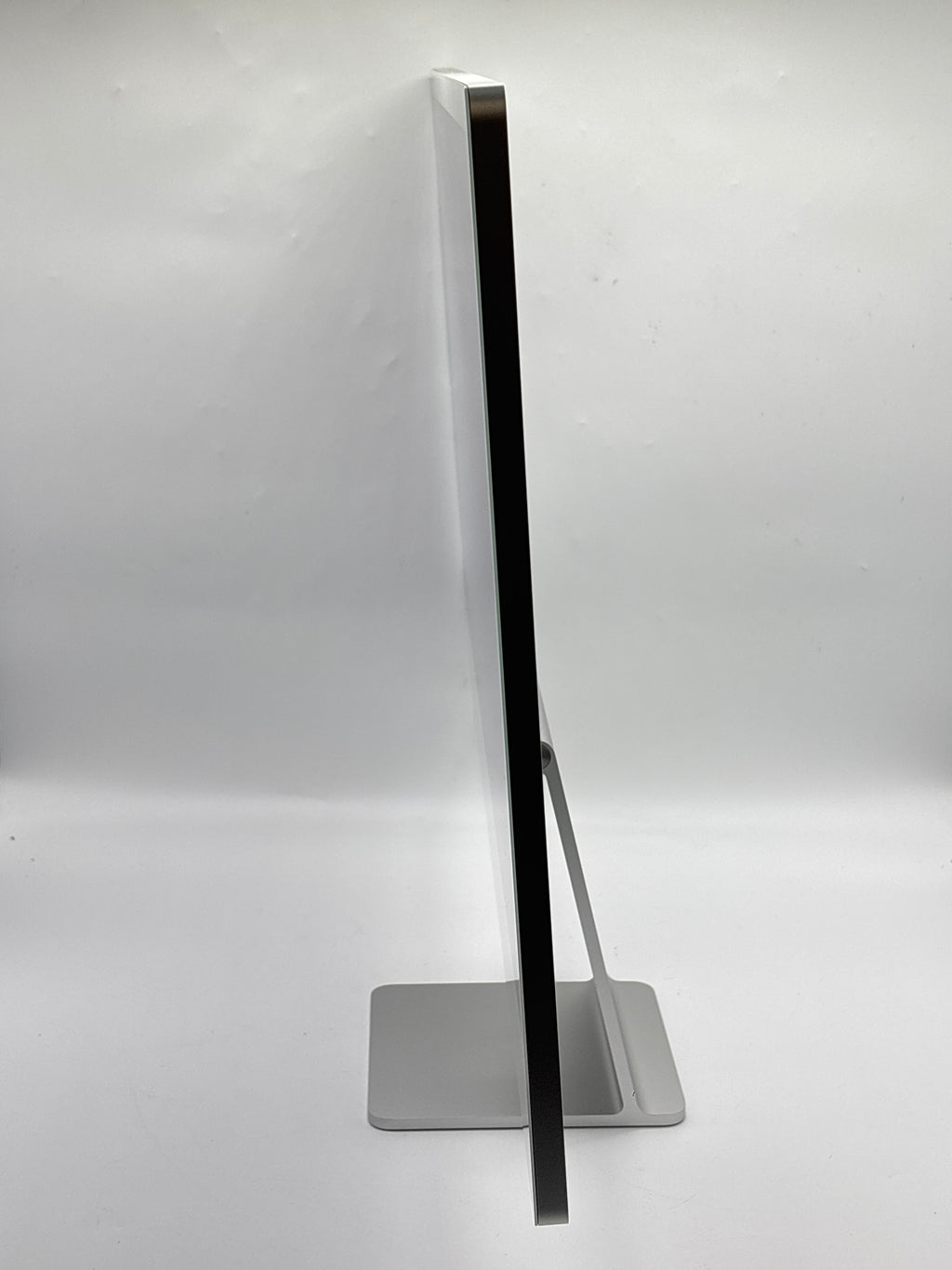 Apple iMac 24-Inch 2023 M3 8-Core CPU 8GB RAM 256GB SSD Silver - Used