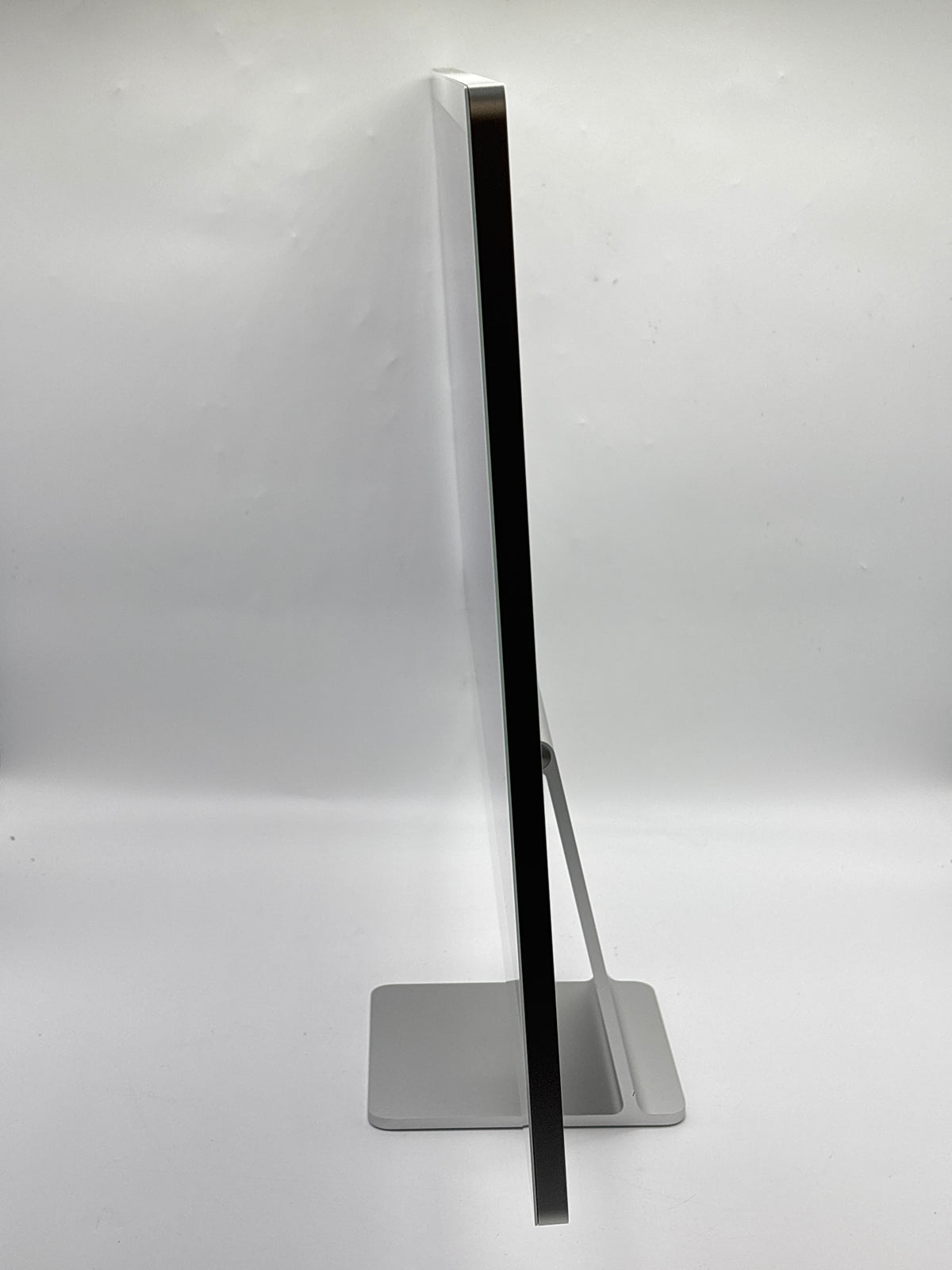 Apple iMac 24-Inch 2023 M3 8-Core CPU 8GB RAM 256GB SSD Silver - Used