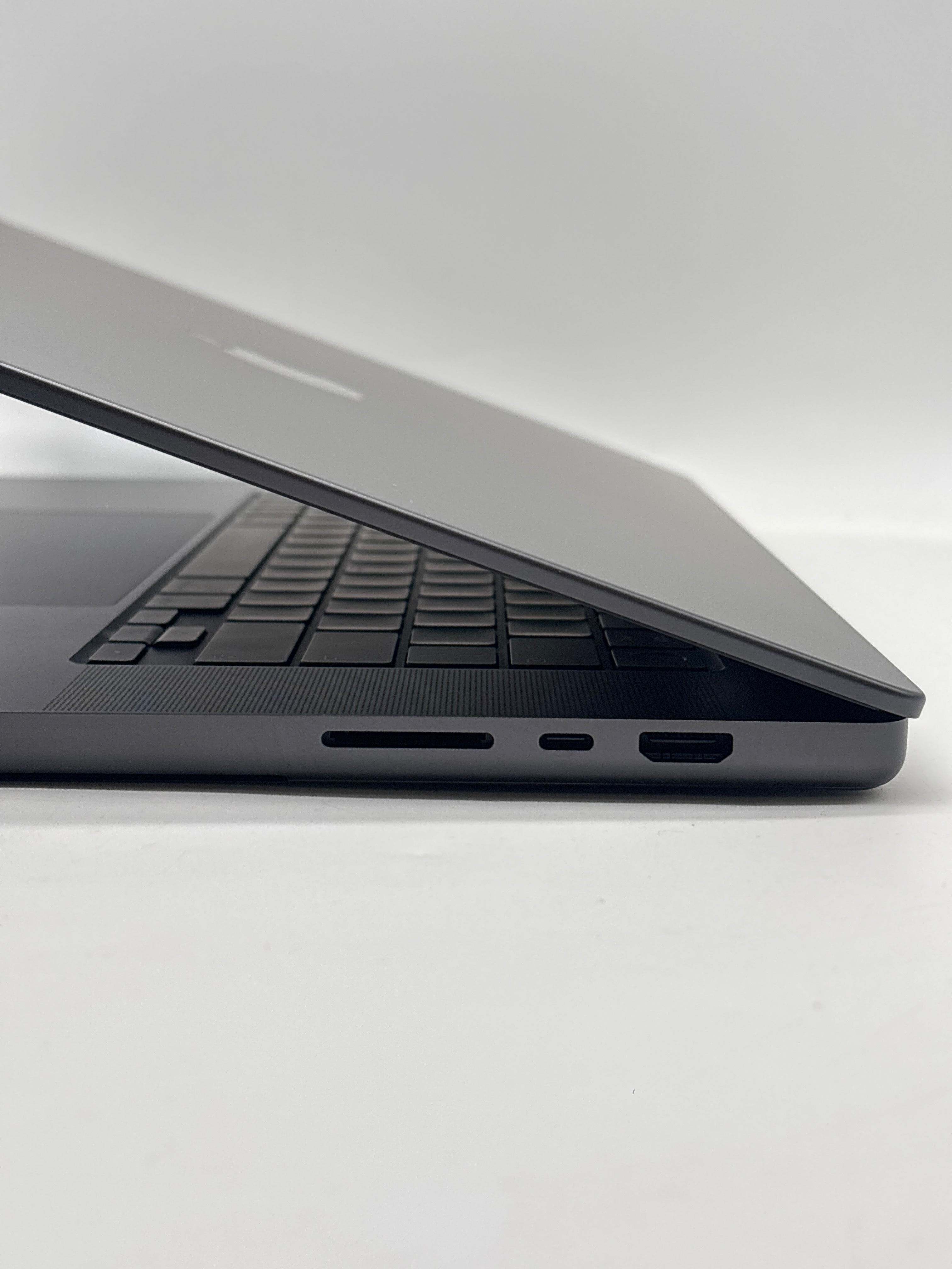 Apple MacBook Pro 16" M5 Max 18-Core CPU 40-Core GPU 128GB RAM 4TB SSD