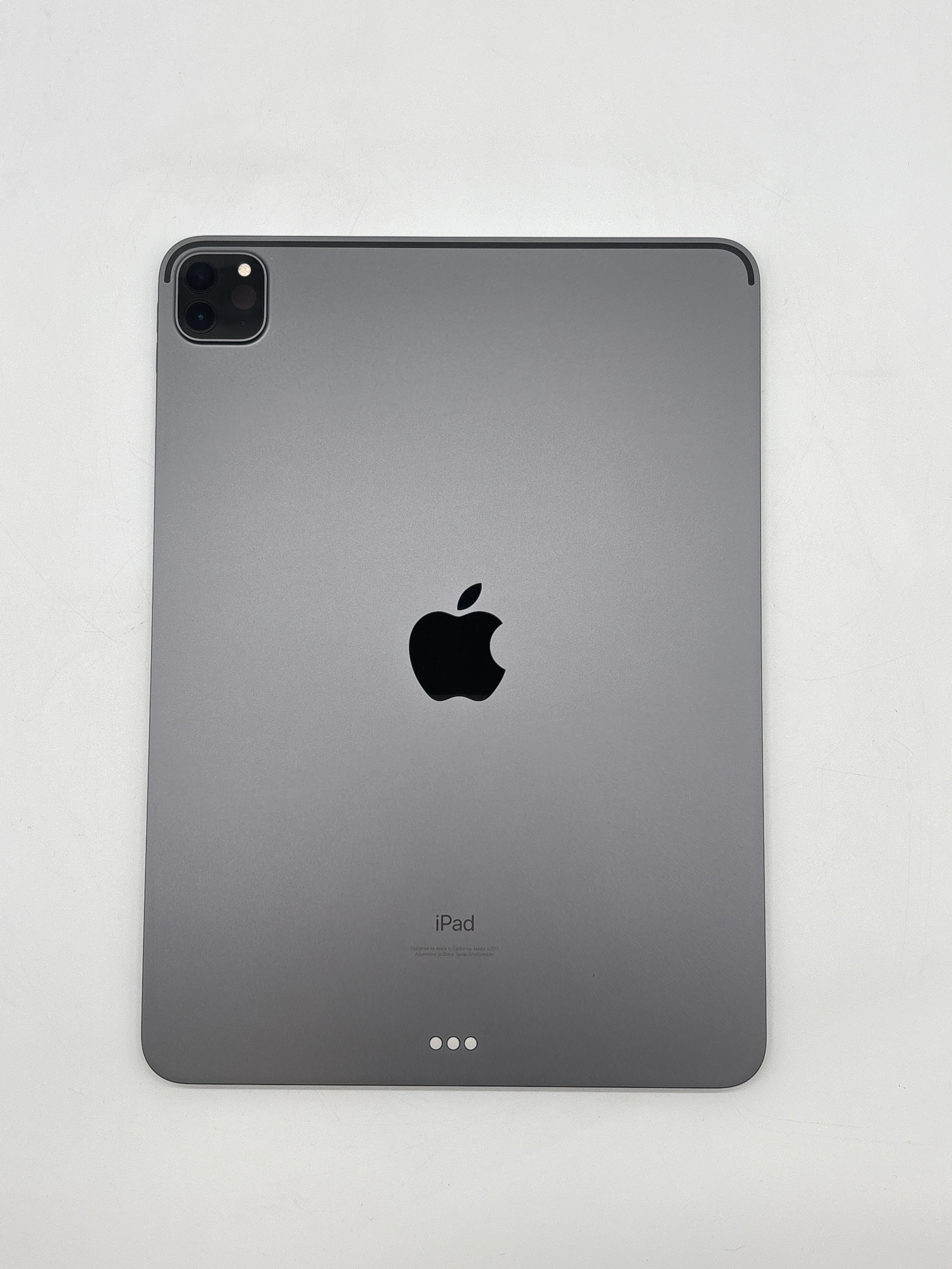 Apple iPad Pro 11" 3rd Gen A2460 256GB Space Gray Wi-Fi only w/ Keyboard