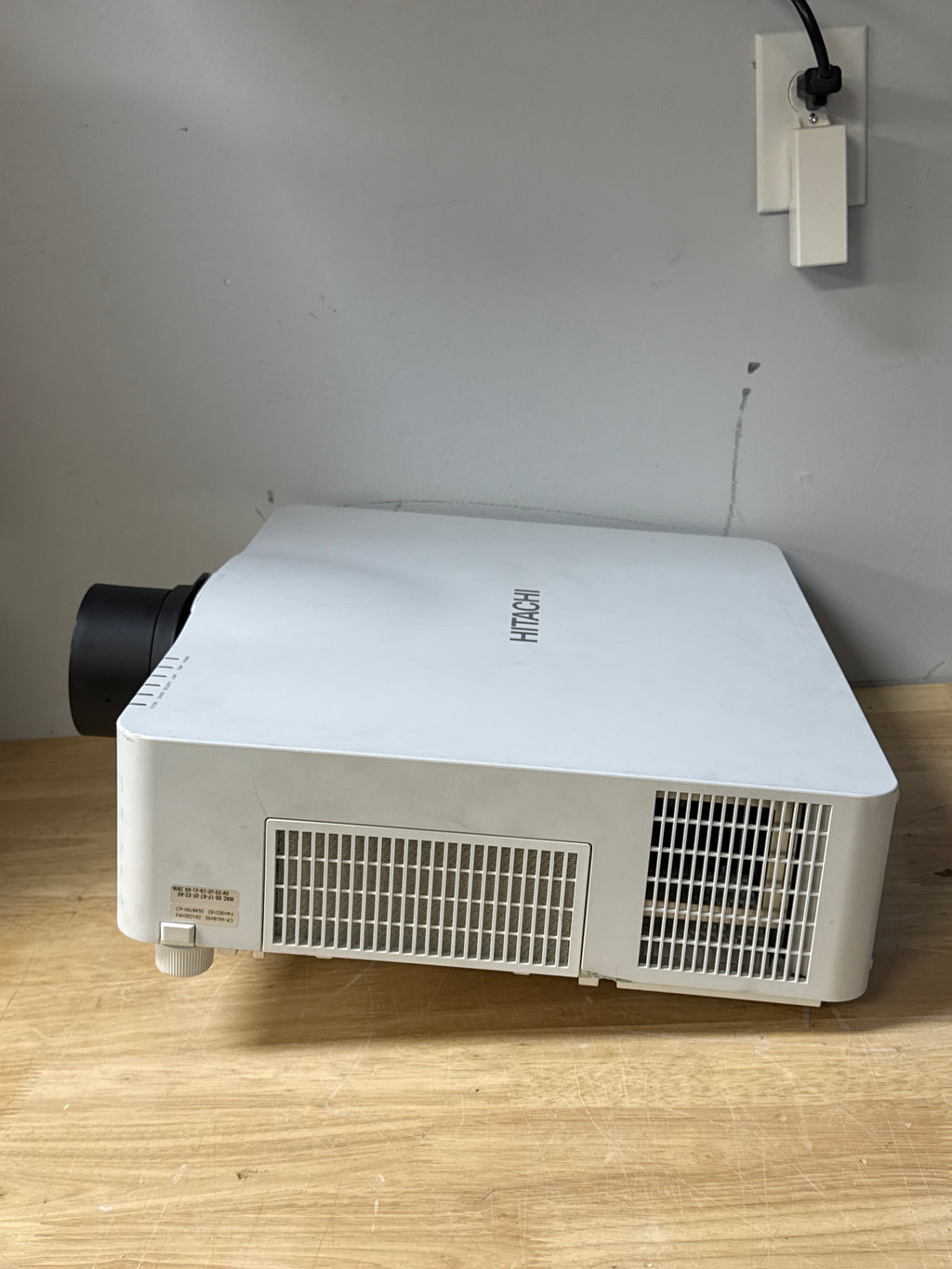 Hitachi CP-WU8450 WUXGA 5000 Lumens (115 hours) - Used