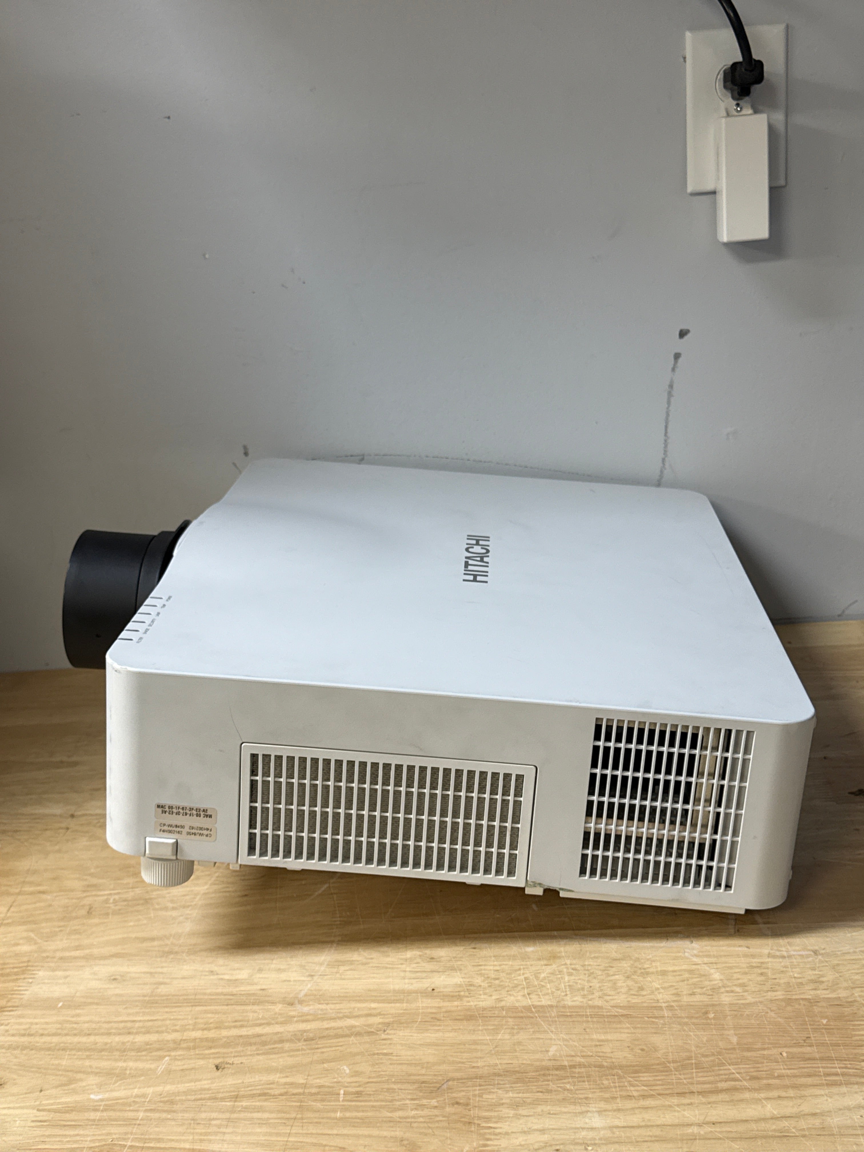 Hitachi CP-WU8450 WUXGA 5000 Lumens (115 hours) - Used