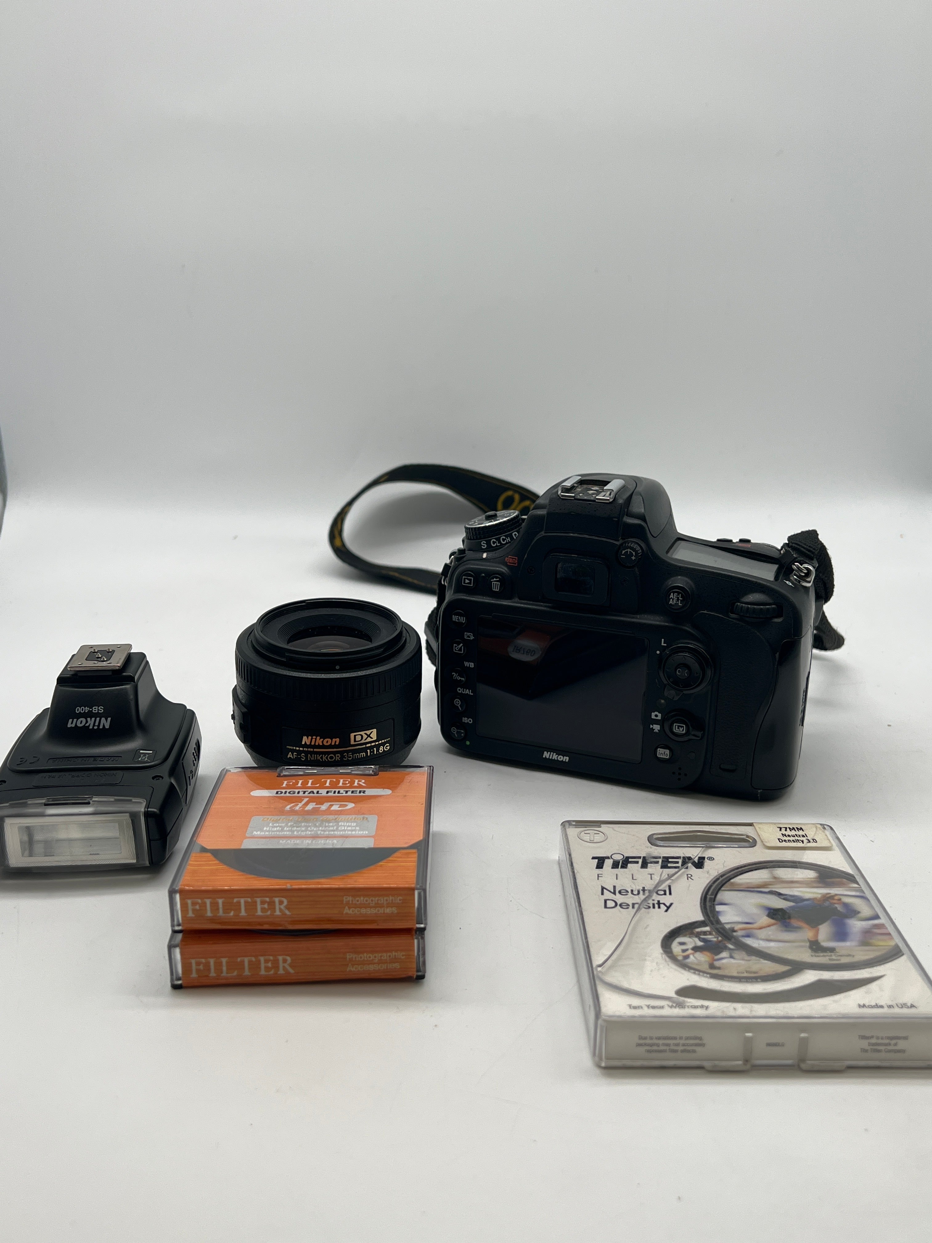 Nikon D600 Digital Camera Black w/ Nikon DX Af-S Nikkor 35mm- For Parts Read Desc