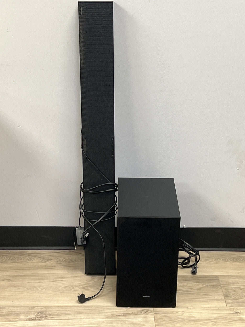 Samsung HW-Q700A/za 3.1.2 Channel Soundbar w Dolby Atmos + DTS:X - Used