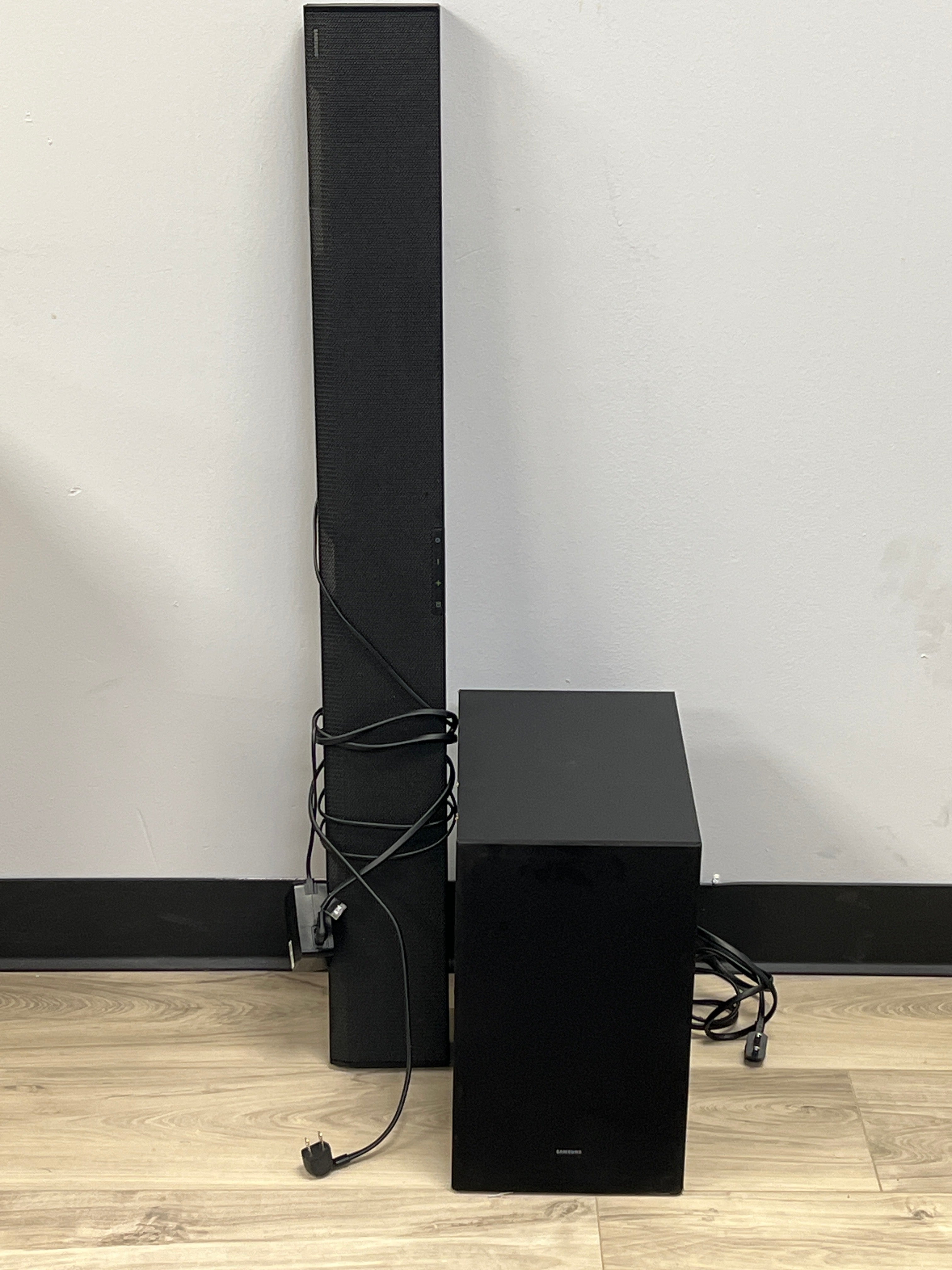 Samsung HW-Q700A/za 3.1.2 Channel Soundbar w Dolby Atmos + DTS:X - Used