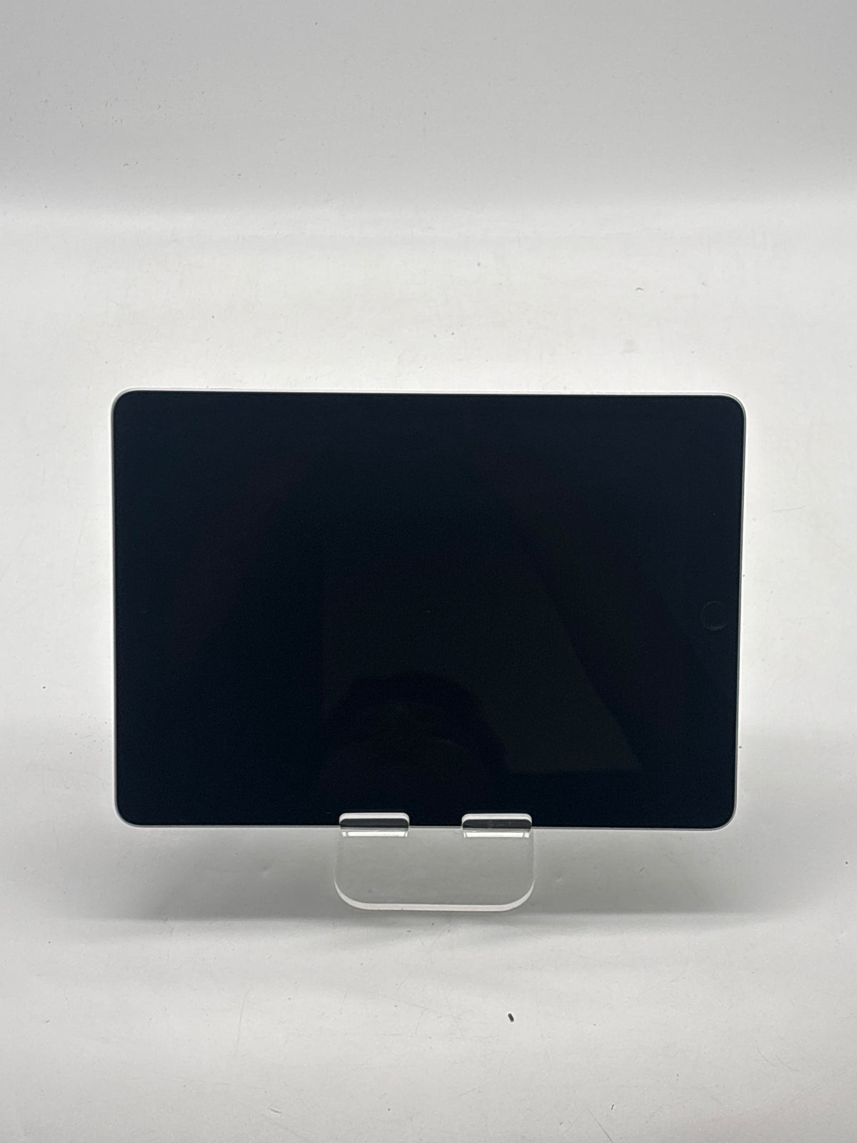 Apple iPad 6th Gen 9.7" A10 Fusion 32GB Wi-Fi Space Gray - Used
