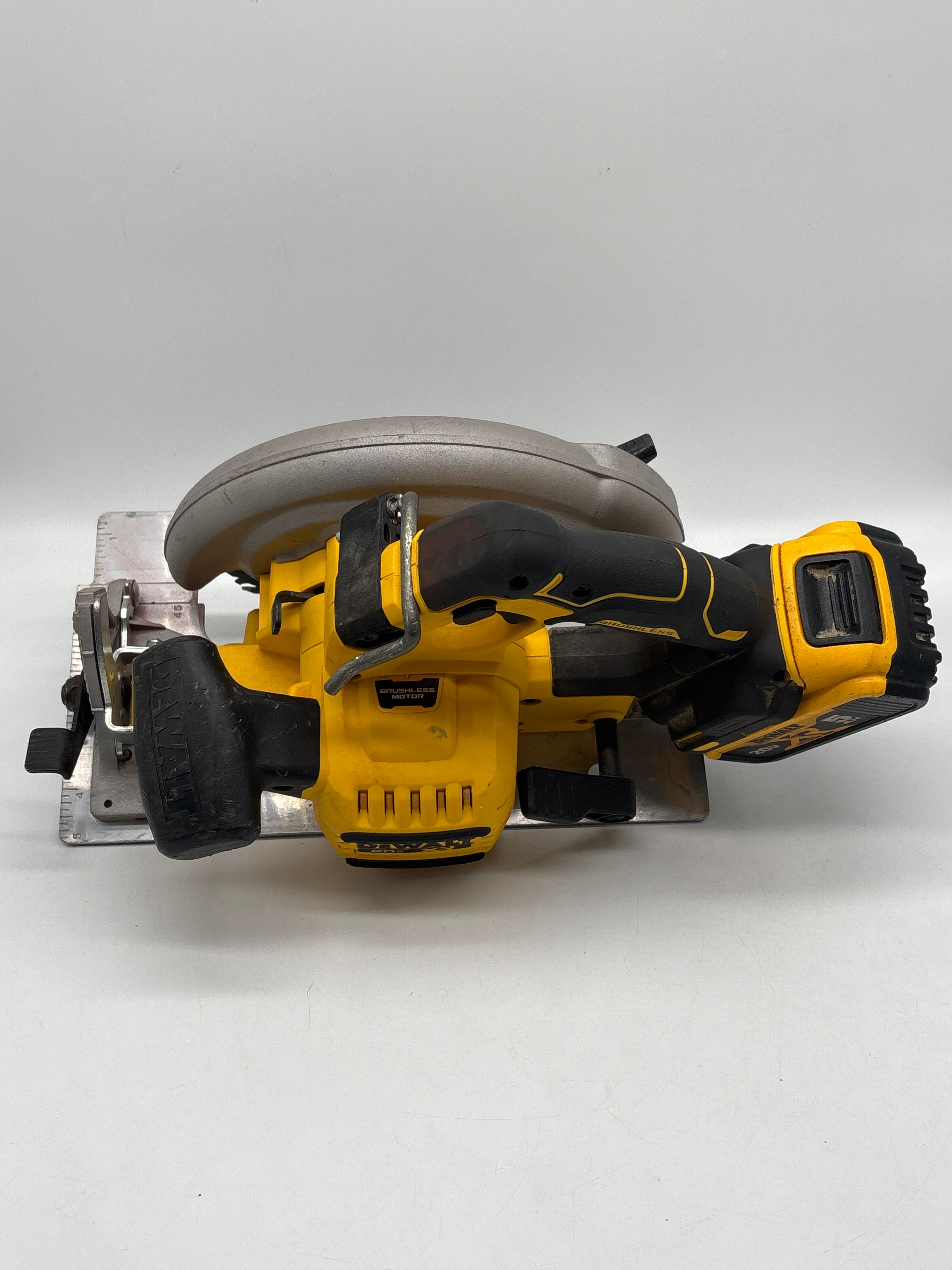 DEWALT DCS590 20V Brushless 7 1/4 in Cordless Circular Saw with Battery