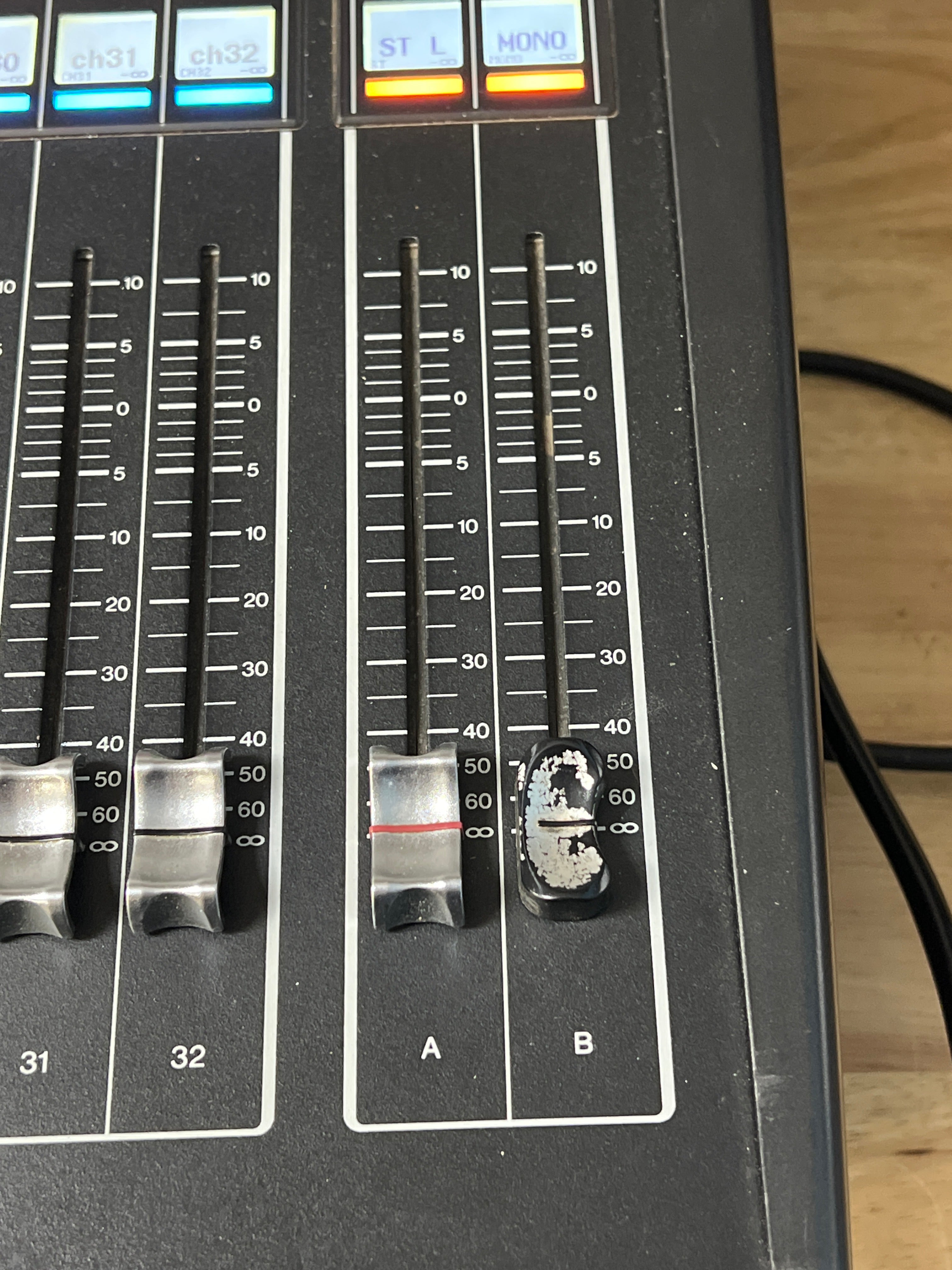 Yamaha QL5 Digital Mixing Console 32 In 16 Out Black Used With Box