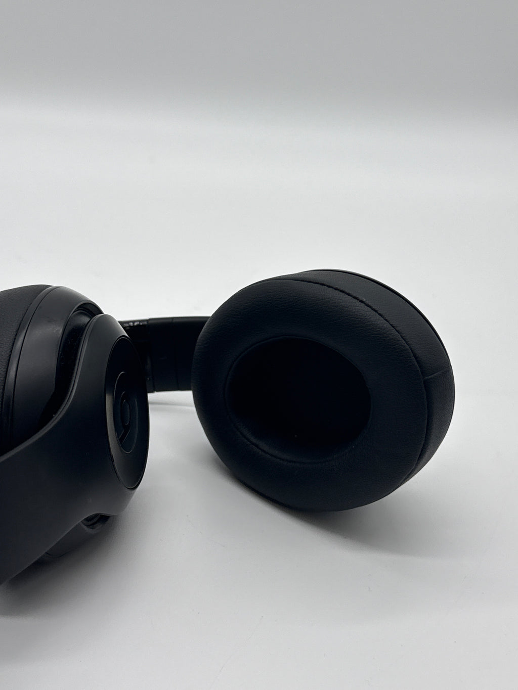 Beats Studio 3 Black Wireless Over-Ear Bluetooth Headphones Used