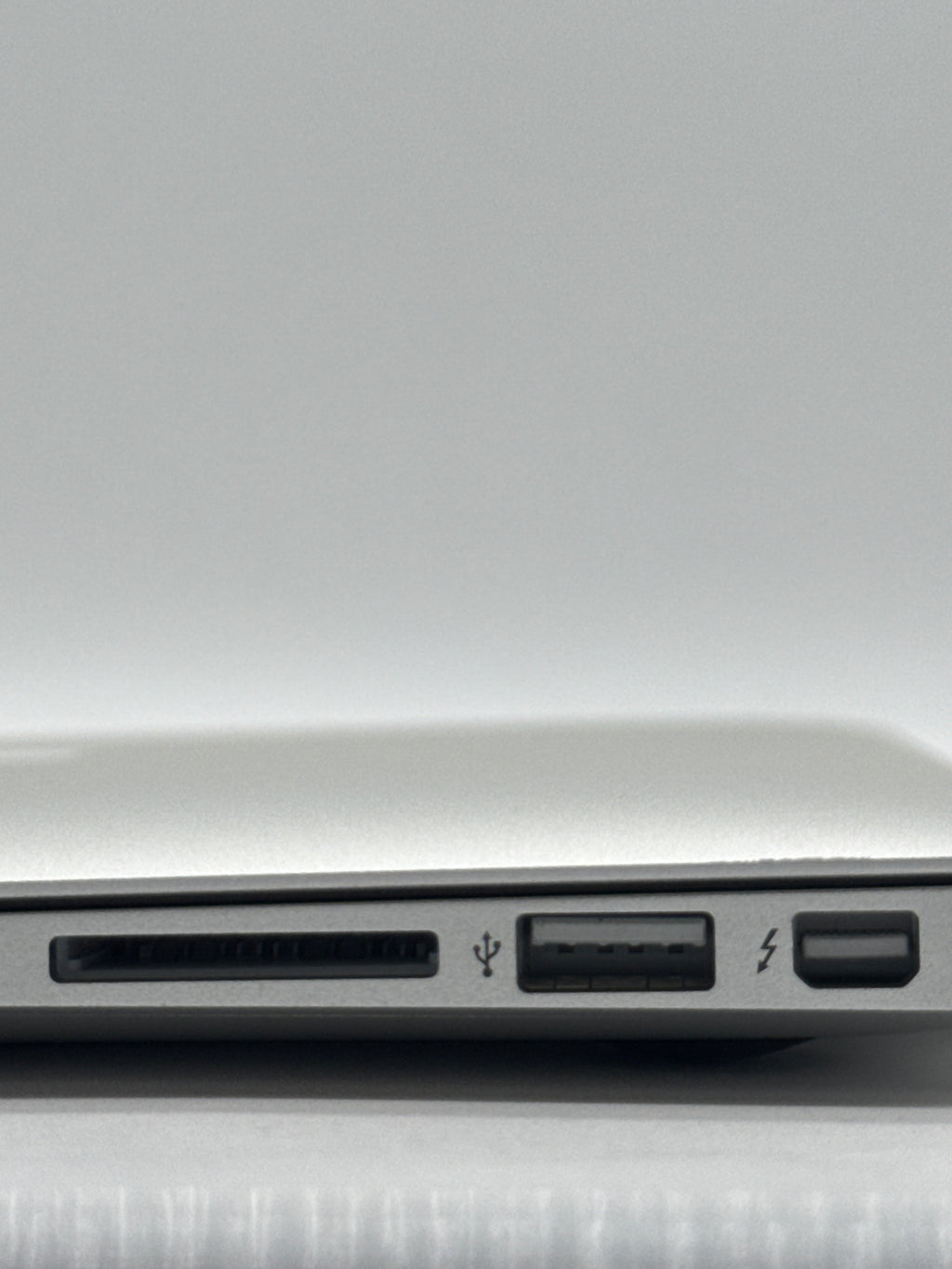 Apple MacBook Air 13" A1466 2013 i7 8GB RAM 500GB SSD - For Parts [Bad Battery]