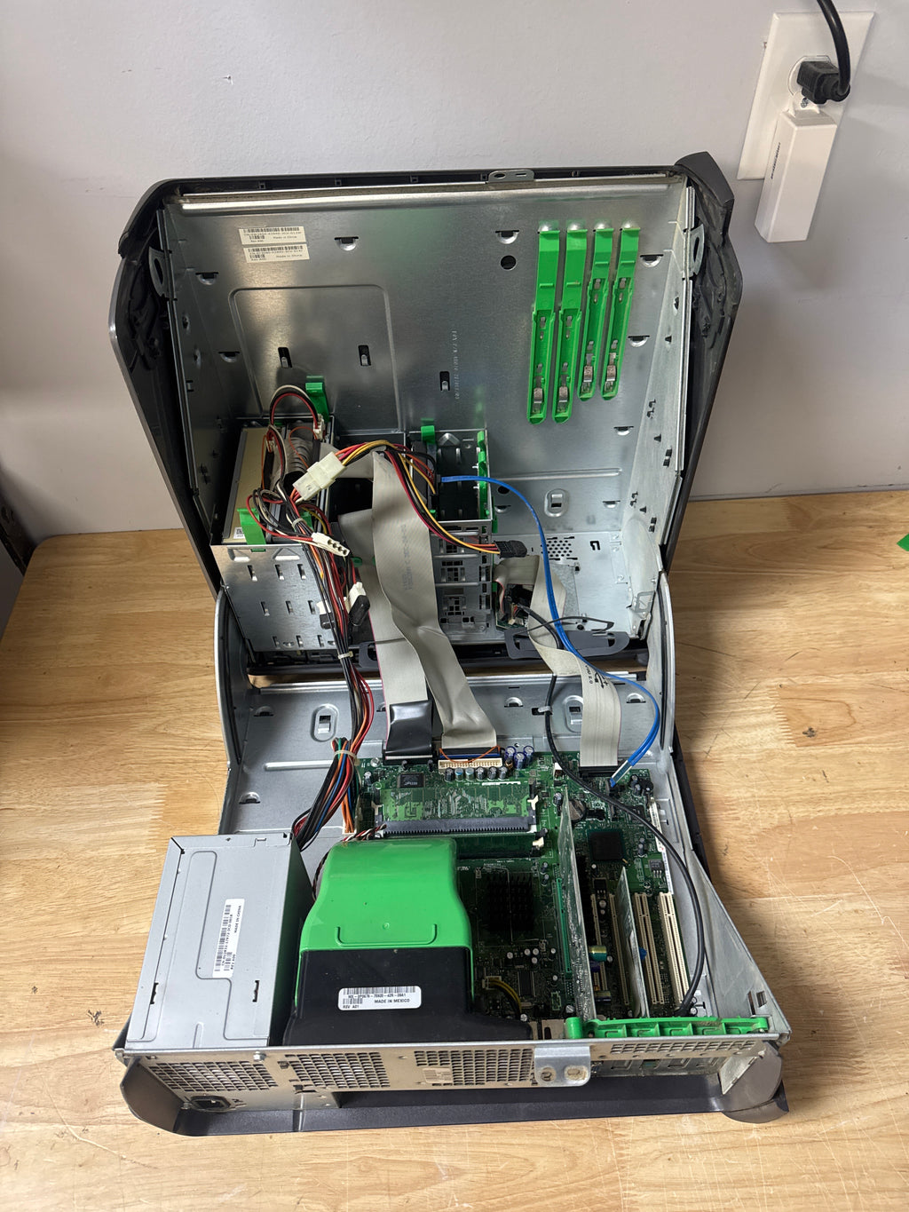 Dell Dimension 8300 Tower Desktop Intel Pentium 4 3GHz 256MB RAM No HDD No OS