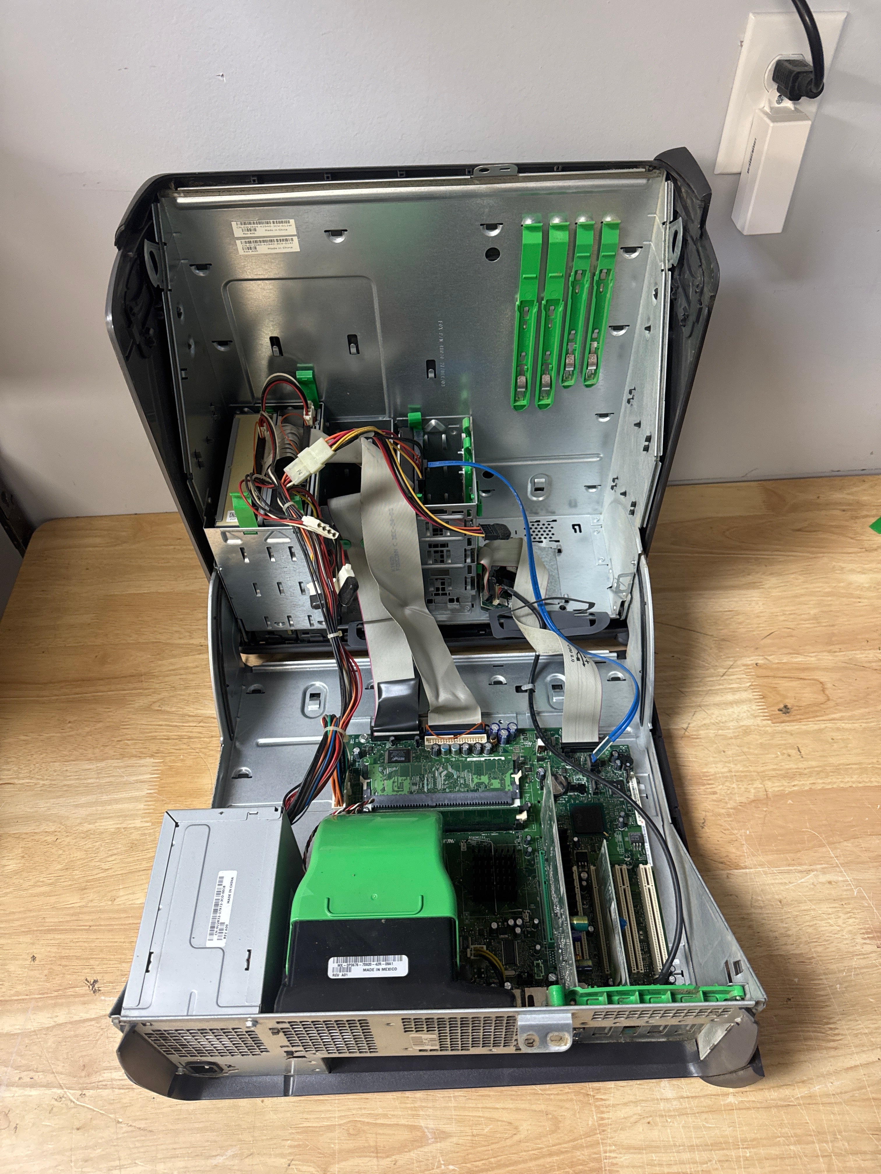 Dell Dimension 8300 Tower Desktop Intel Pentium 4 3GHz 256MB RAM No HDD No OS
