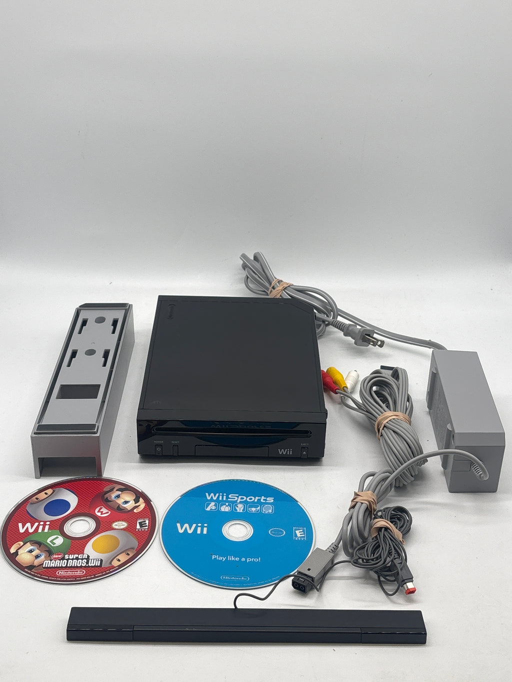 Nintendo Wii RVL-101 Console Bundle w/Sensor Bar,  Cables and 2 Games