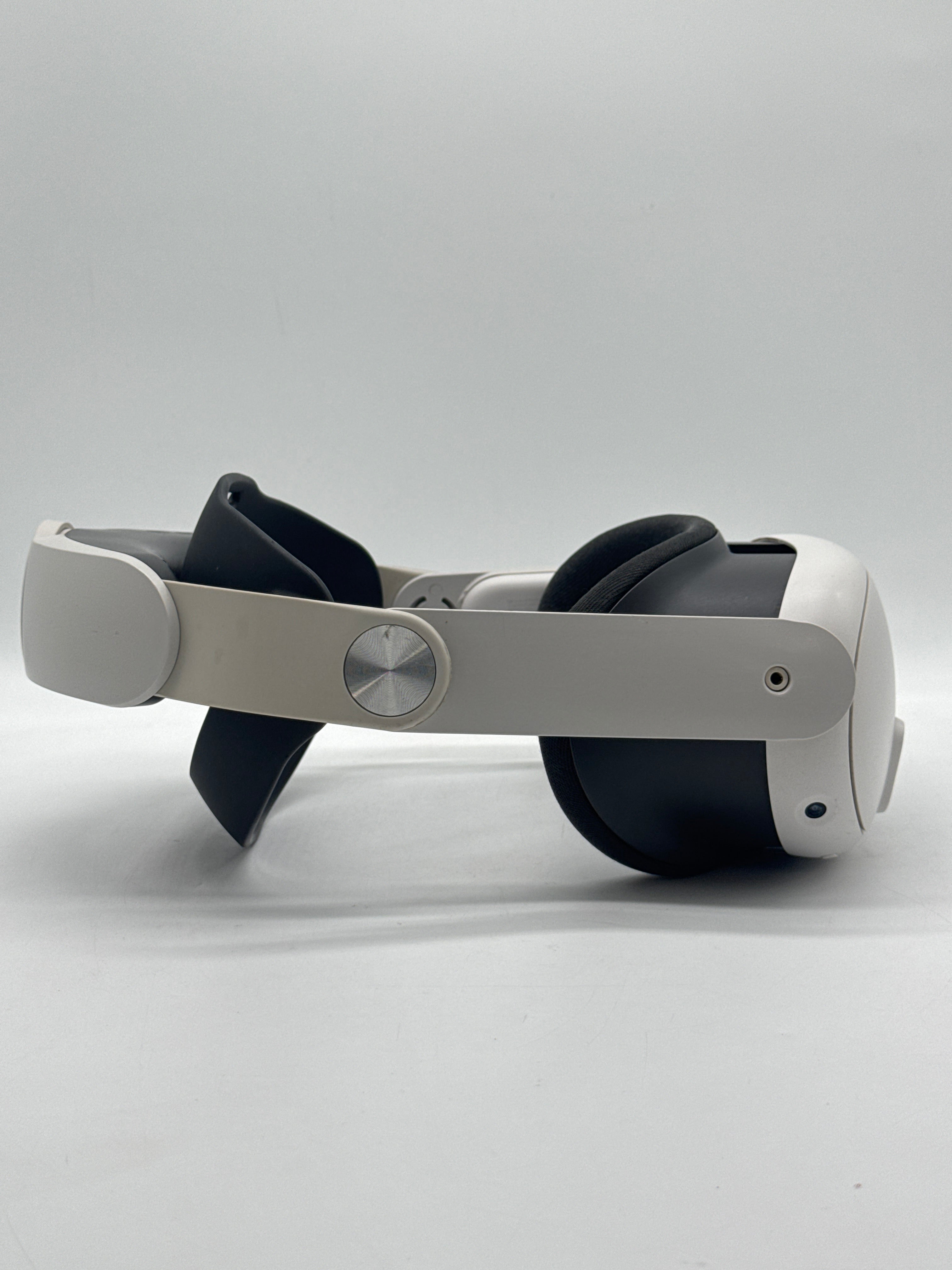 Meta Quest 3 Standalone VR Headset White 128GB - One Controller Missing