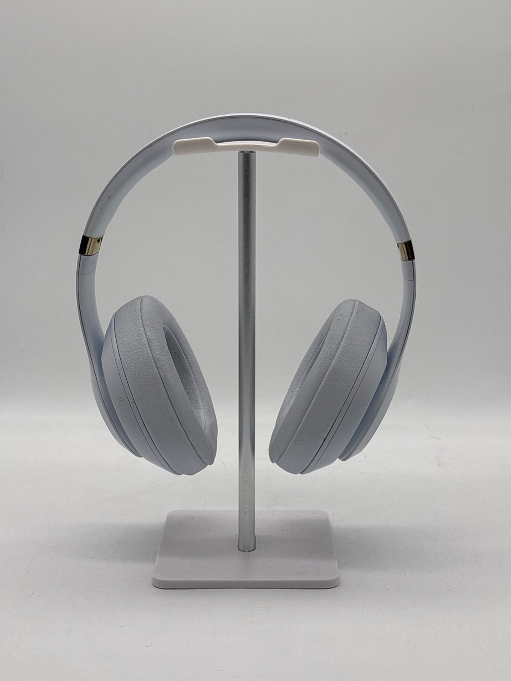 Beats Studio3 Wireless Over-Ear Headphones White with Carrying Case