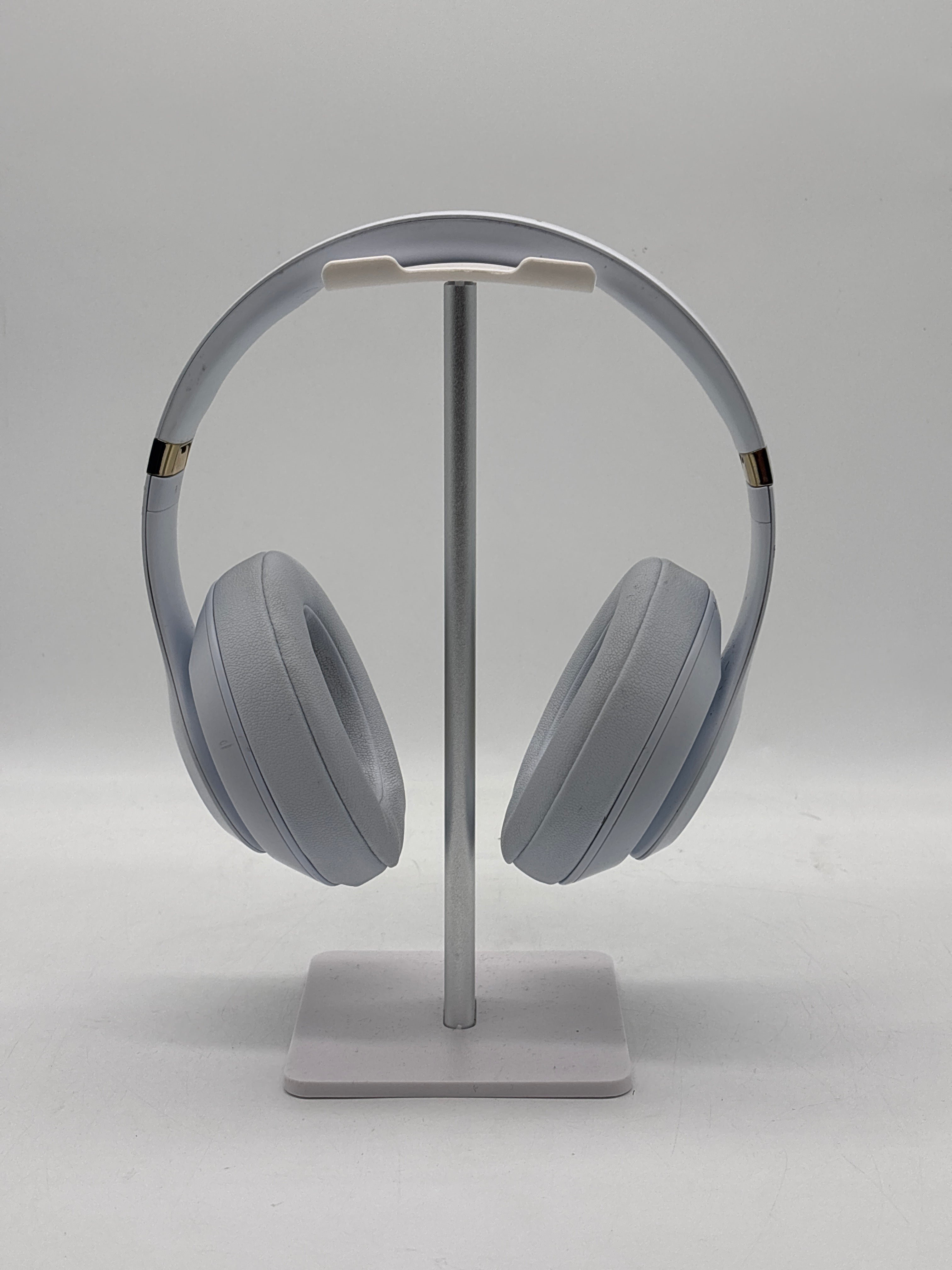 Beats Studio3 Wireless Over-Ear Headphones White with Carrying Case