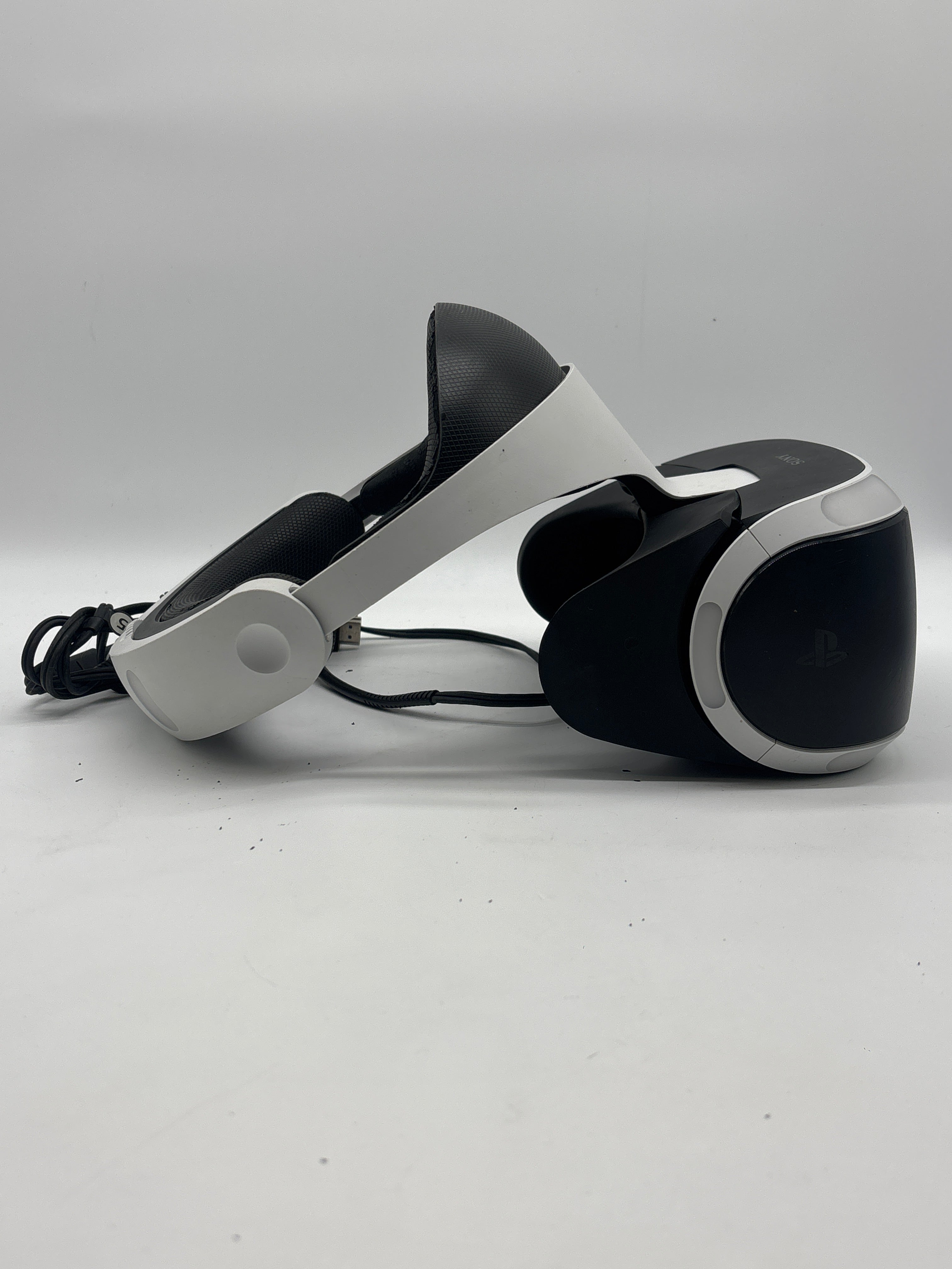 Sony CUh-ZVR2 PlayStation 4 (PS4) VR Headset + Camera W/ 2 Controllers)