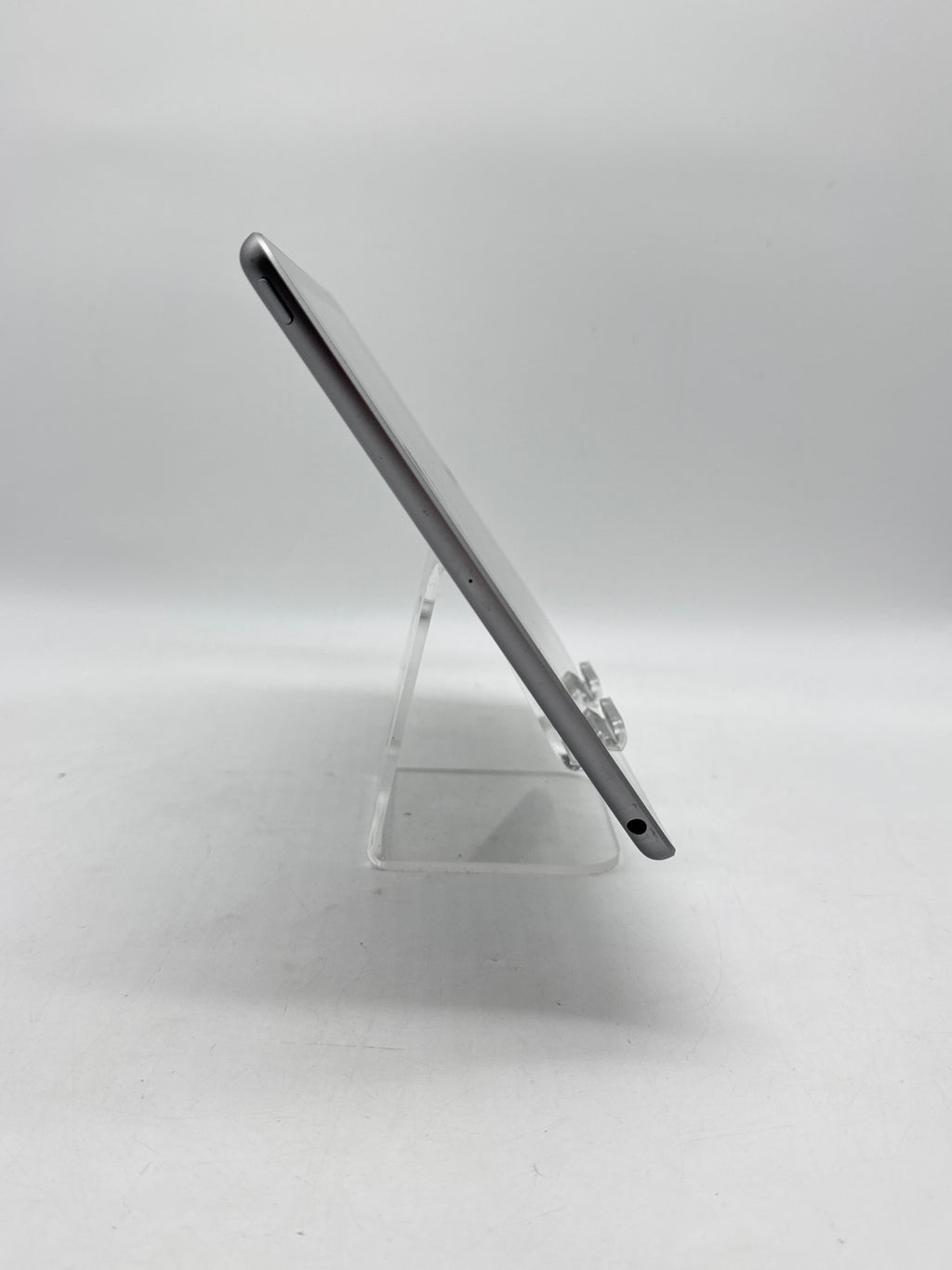 Apple iPad 6th Gen 9.7" A1893 32GB Wi-Fi - Remotely Managed