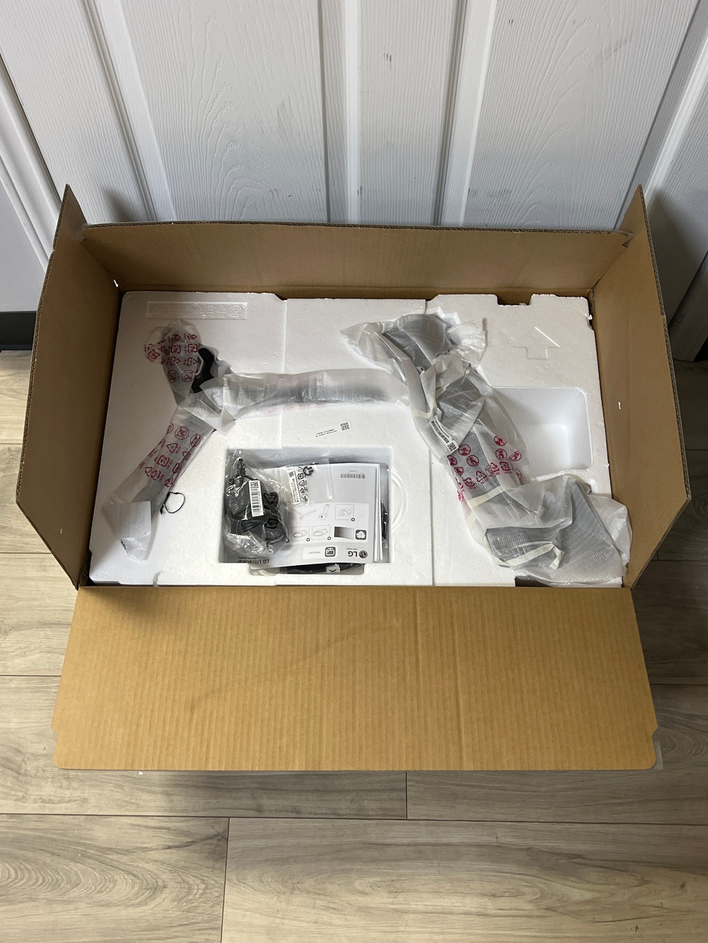 LG 27GP83-B 27" UltraGear QHD IPS Monitor 165Hz - New Open Box