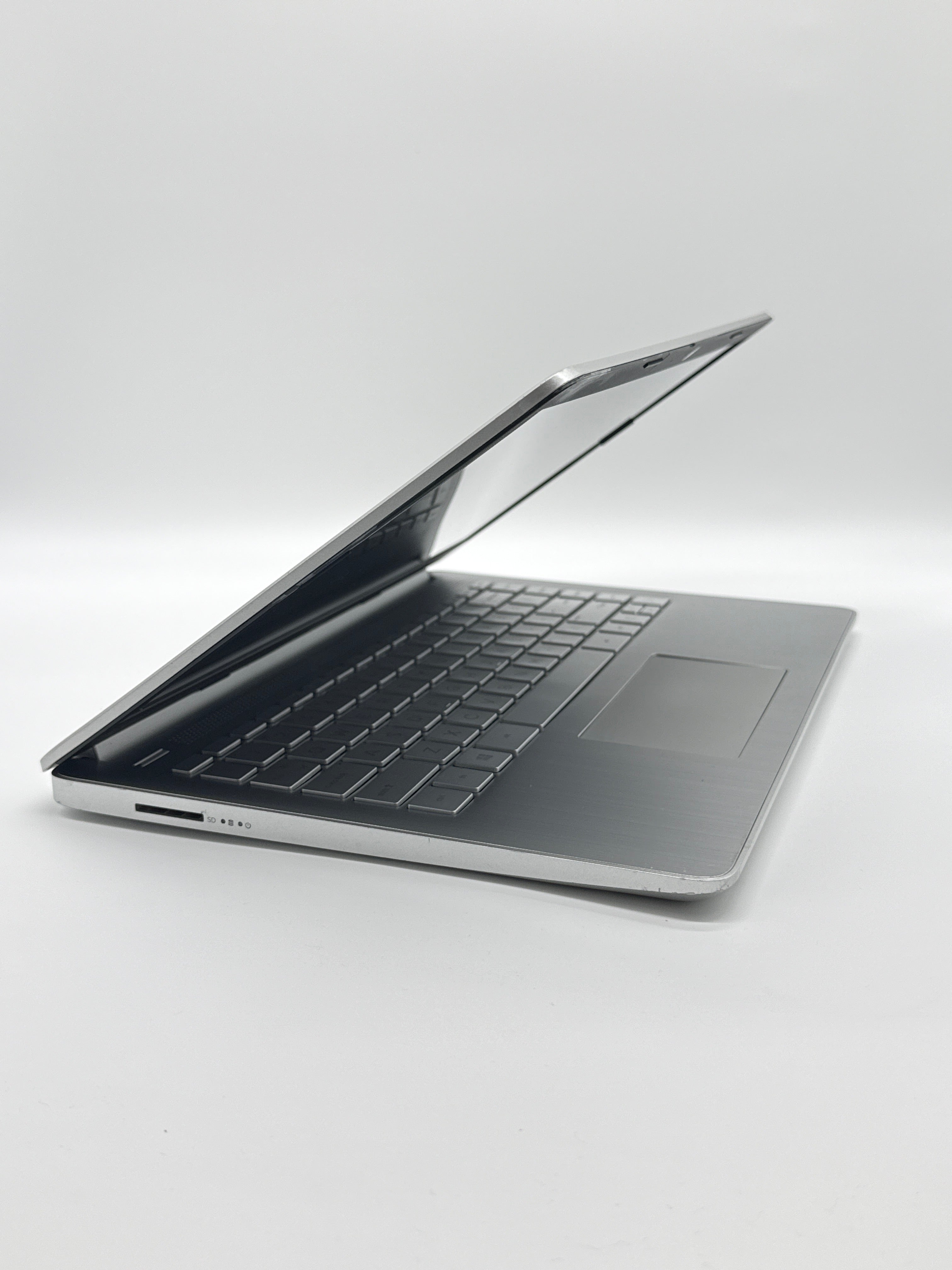 HP 14-dq1043cl 14 in Intel i3 8GB 256GB SSD Silver