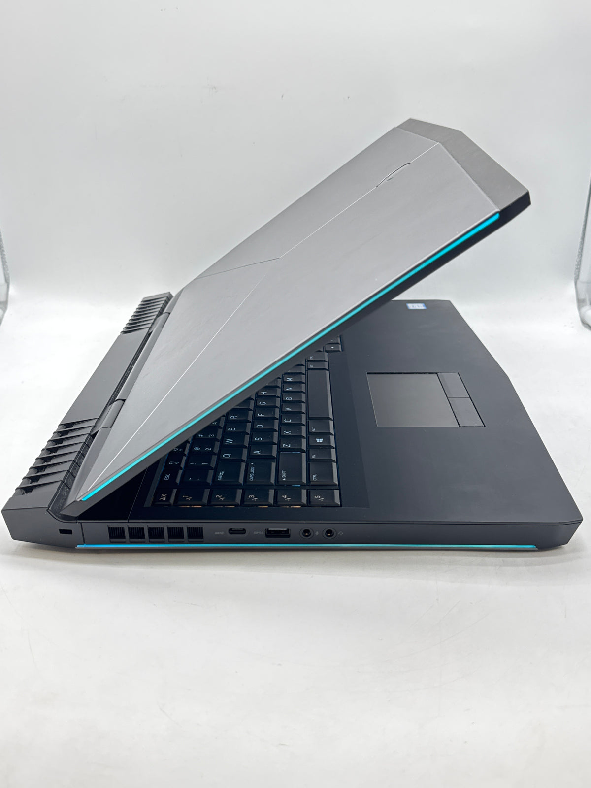 Alienware 17 R5 Core i7-8750H 16GB RAM 1TB HDD GTX 1070 17.3in - Bad HDD