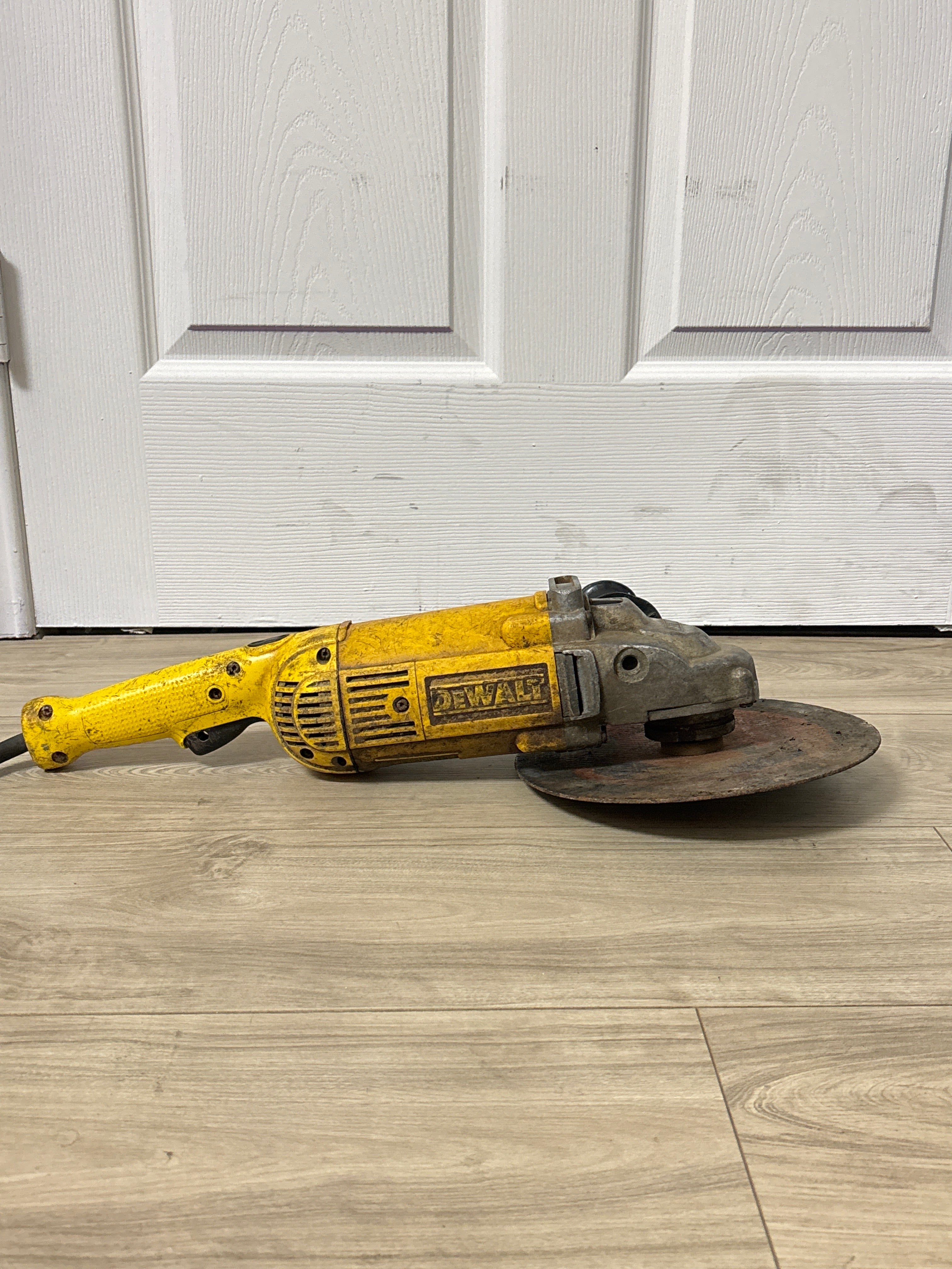 DWE4517 DEWALT 7" 7 INCH ANGLE GRINDER