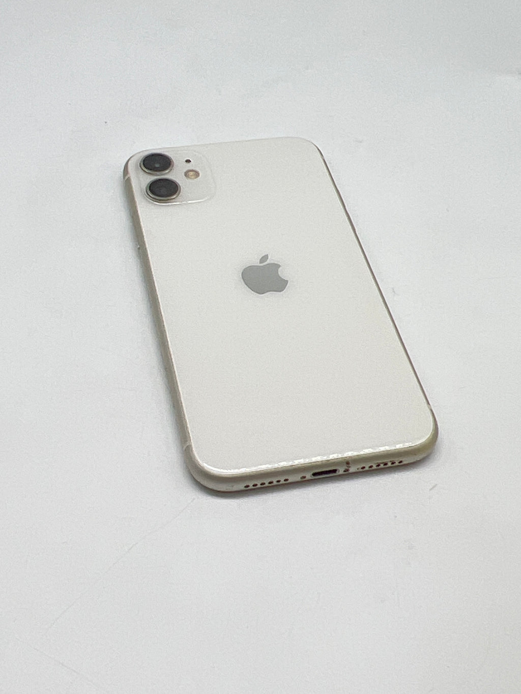 Apple iPhone 11 128GB Unlocked White - For Parts (Service Battery)