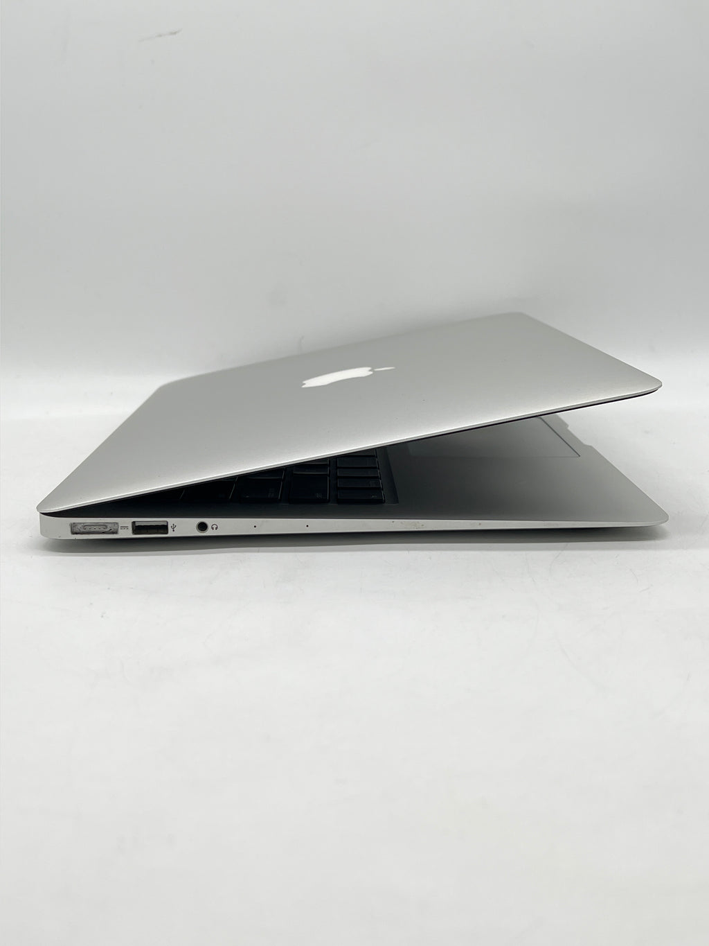 MacBook Air A1466  i5 4GB RAM 128GB SSD - For Parts (Bad Battery)