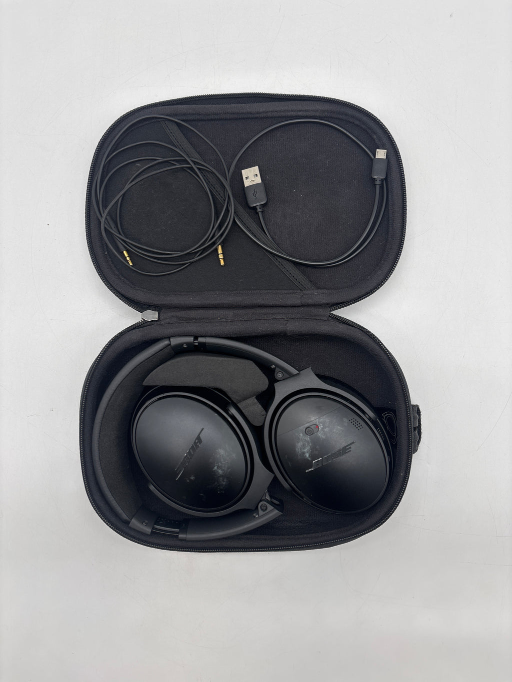 Bose QuietComfort 35 QC35 Wireless Noise Cancelling Headphones – Case & Charger