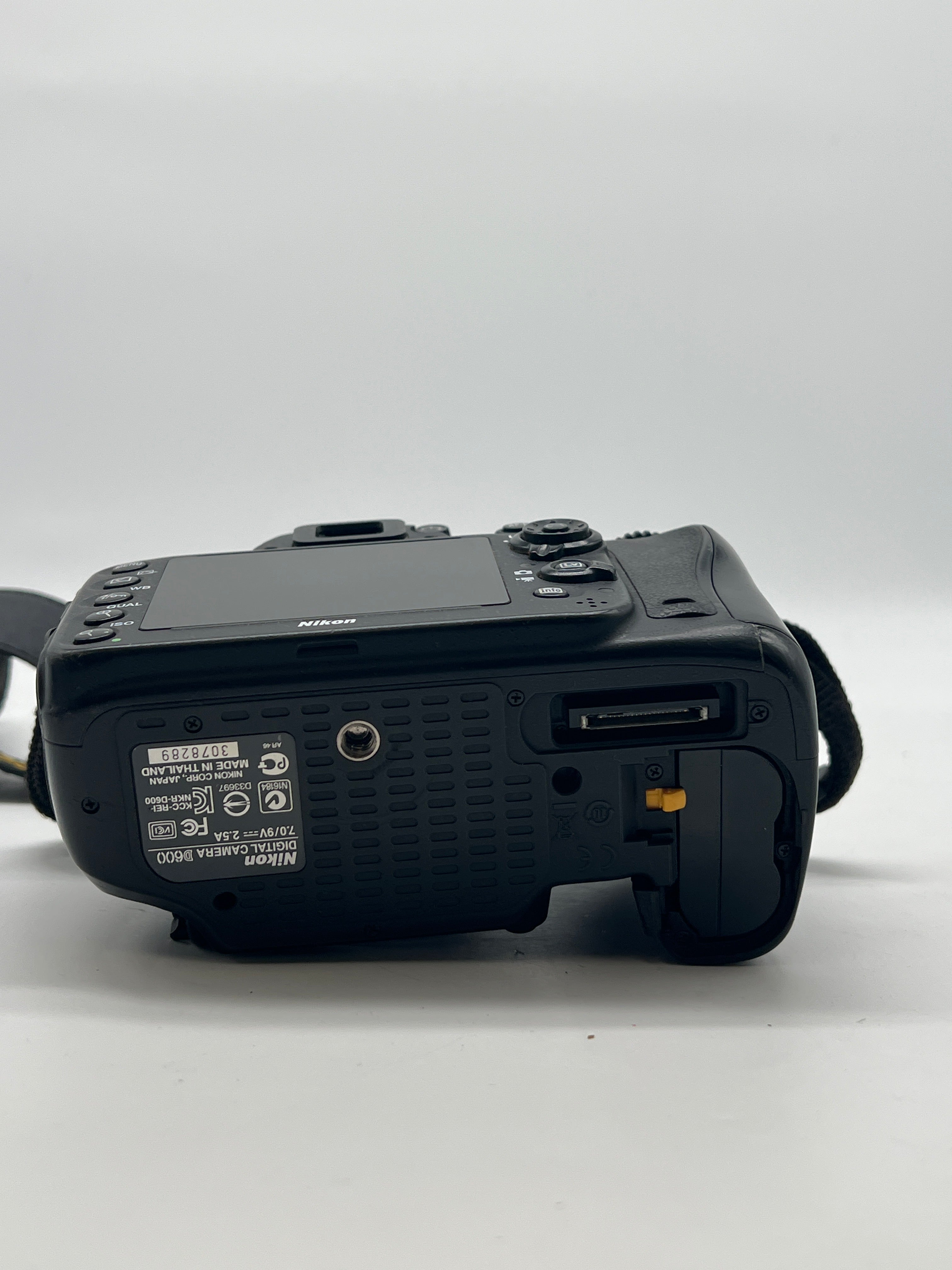 Nikon D600 Digital Camera Black w/ Nikon DX Af-S Nikkor 35mm- For Parts Read Desc