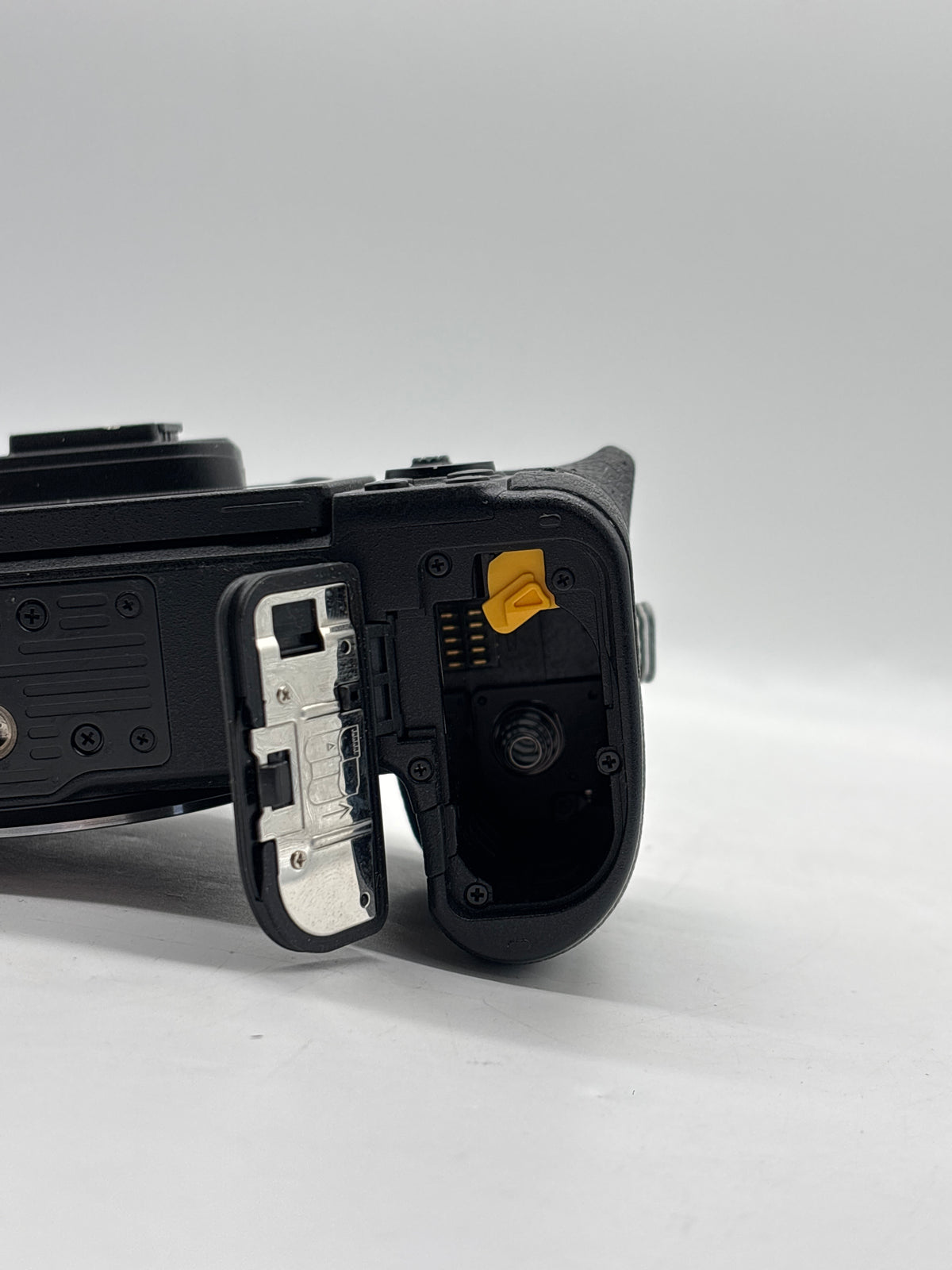 Nikon Z6 Mirrorless w/ NIKKOR Z 24-70mm f/4 S Lens Black - Used