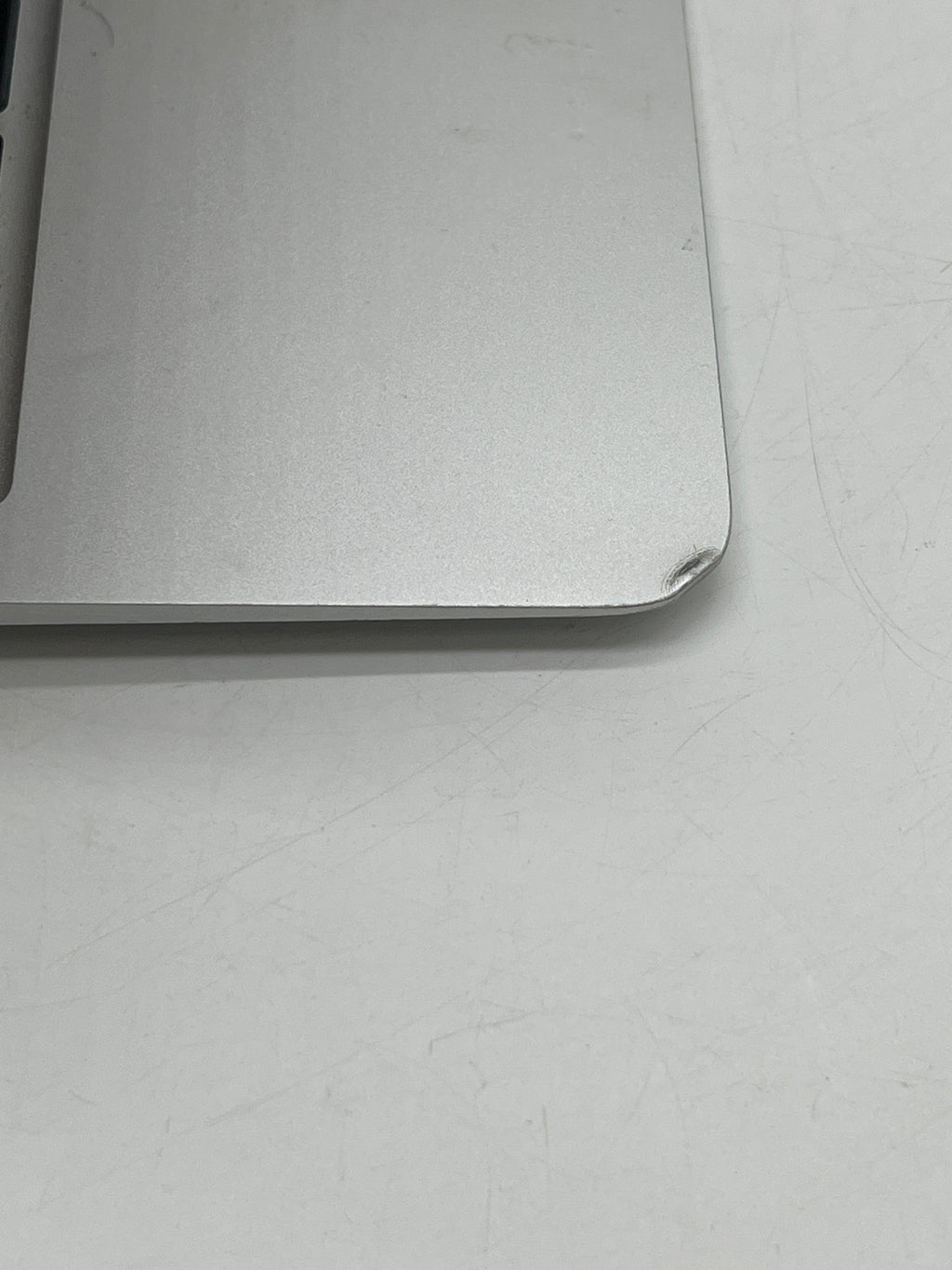 MacBook Air A1465 i5 4GB RAM 128GB SSD - Used