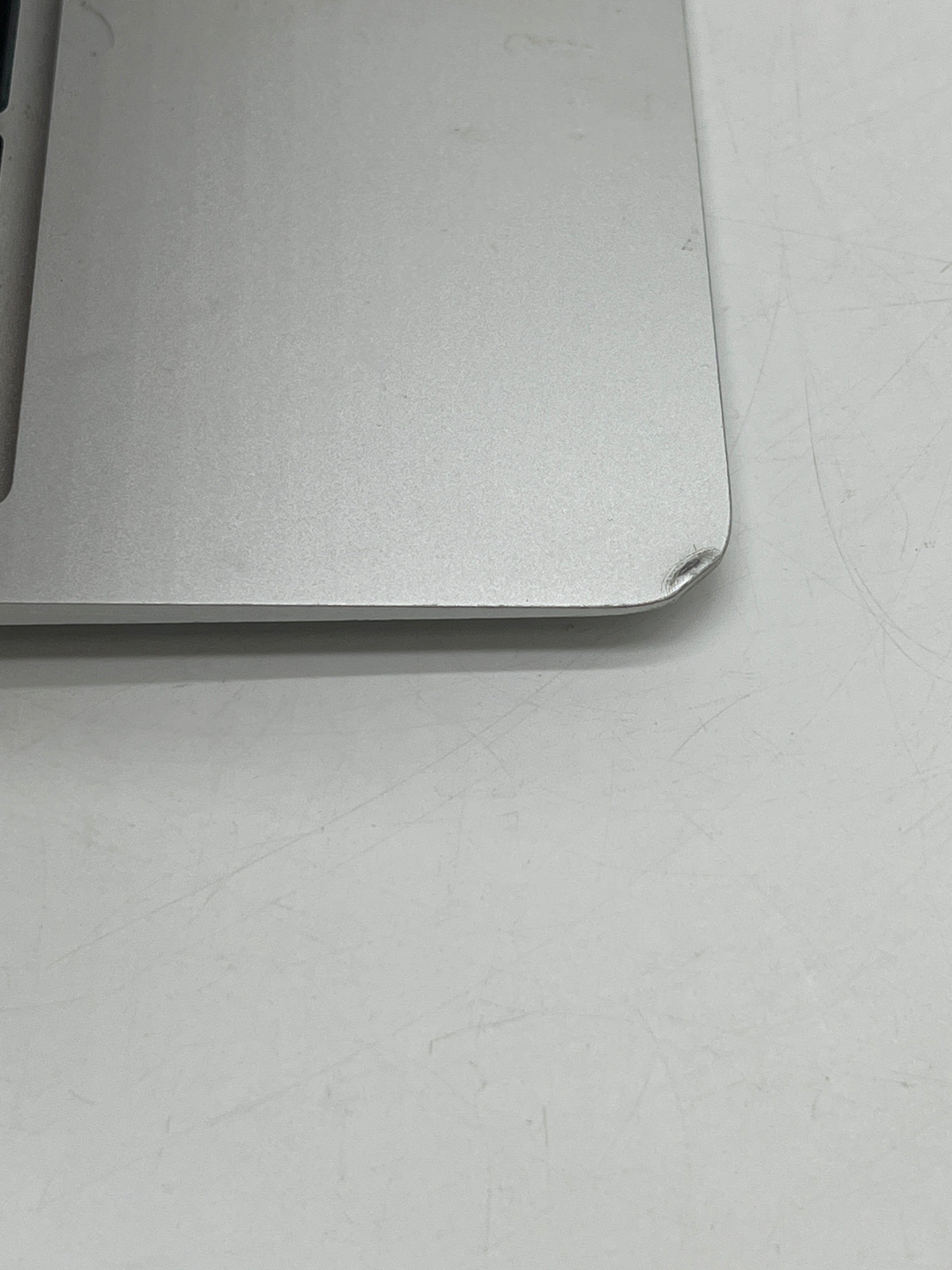 MacBook Air A1465 i5 4GB RAM 128GB SSD - Used