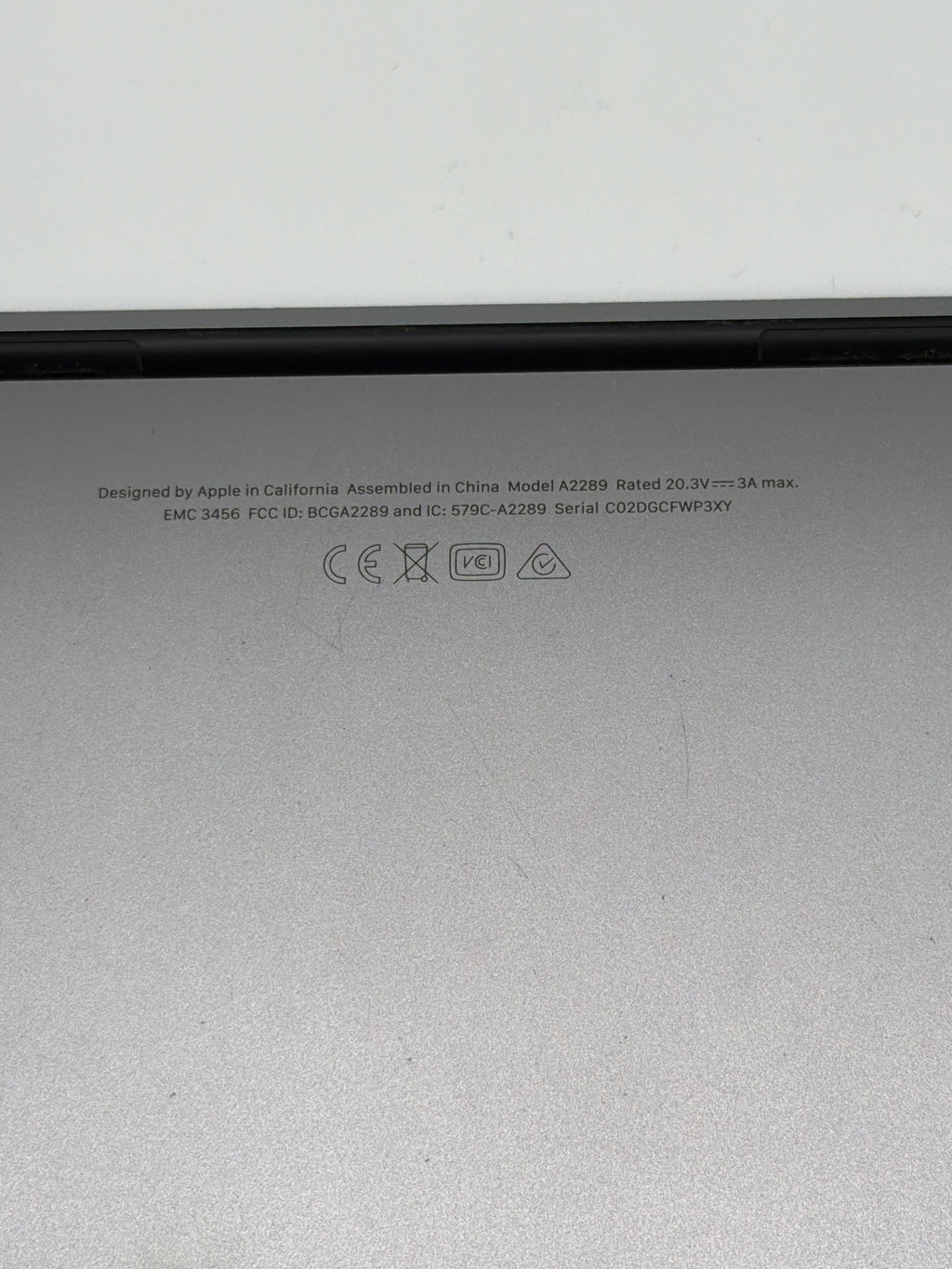 Apple MacBook Pro 13" A2289 2020 i5 256GB 8GB Space Gray - Chip on Bezel