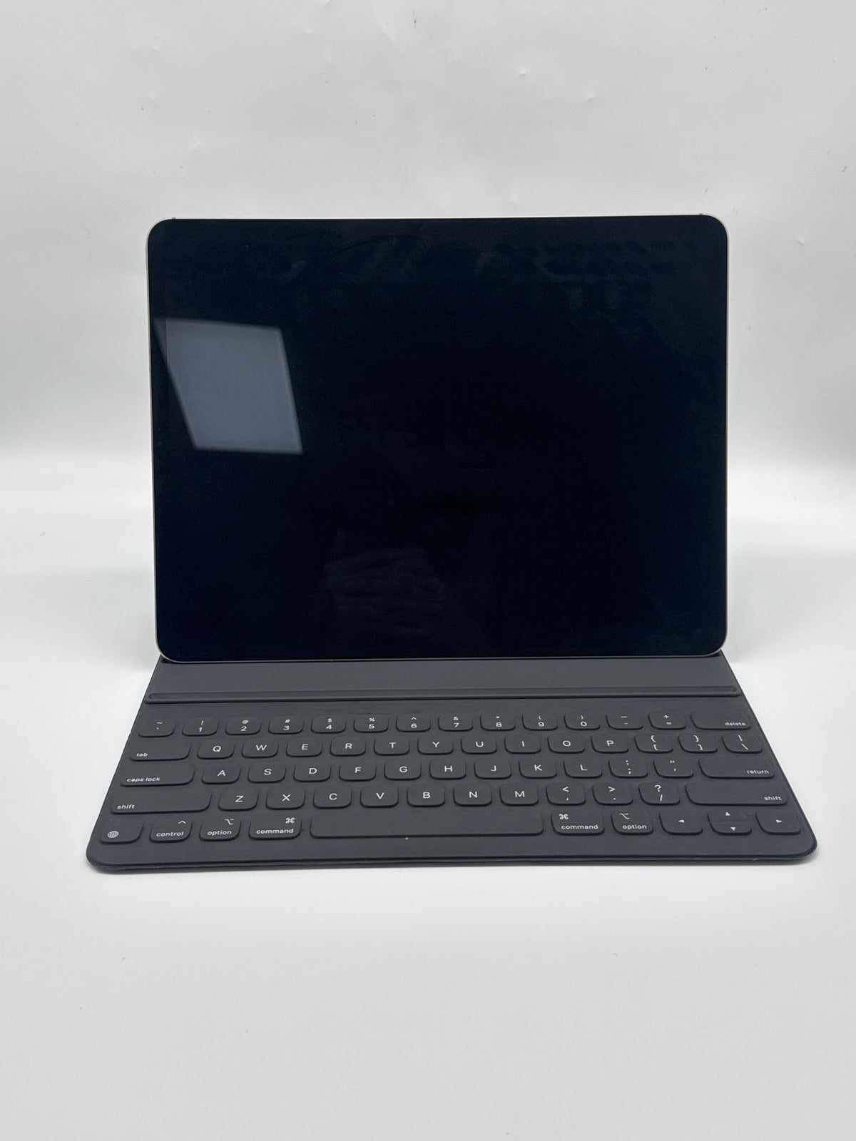 Apple iPad Pro 6th Gen 12.9" 128GB Wi-Fi Silver w/ Apple Magic Keyboard - Used