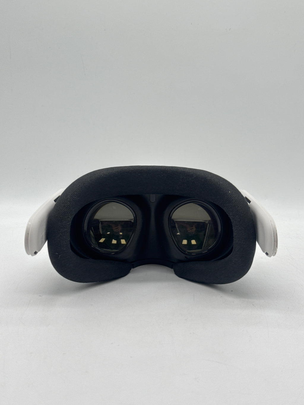 Meta Quest 3 Standalone VR Headset White 128GB - One Controller Missing