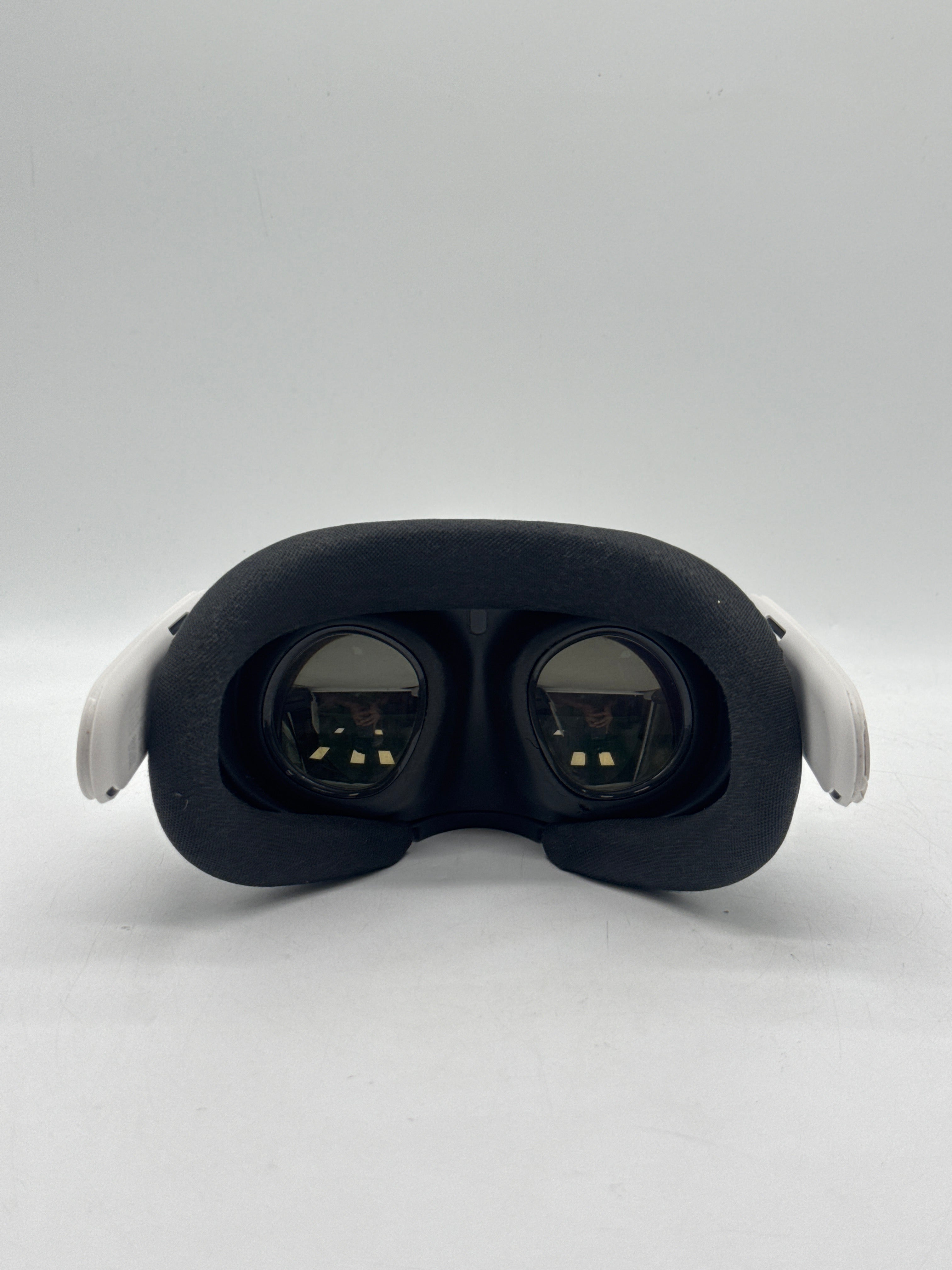 Meta Quest 3 Standalone VR Headset White 128GB - One Controller Missing