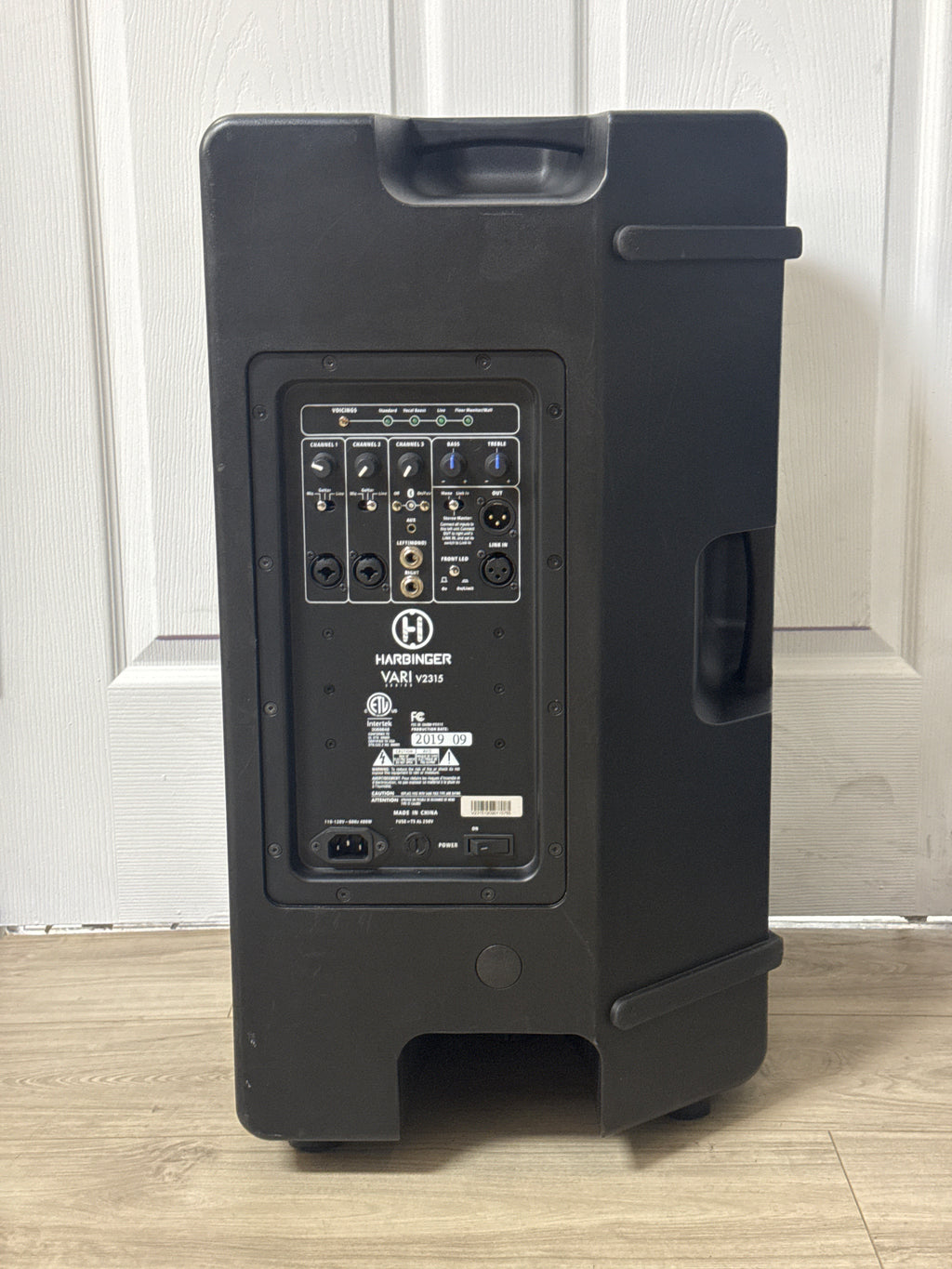 Harbinger VARI  V2315 Powered 2-Way Loudspeaker - Broken stand/foot