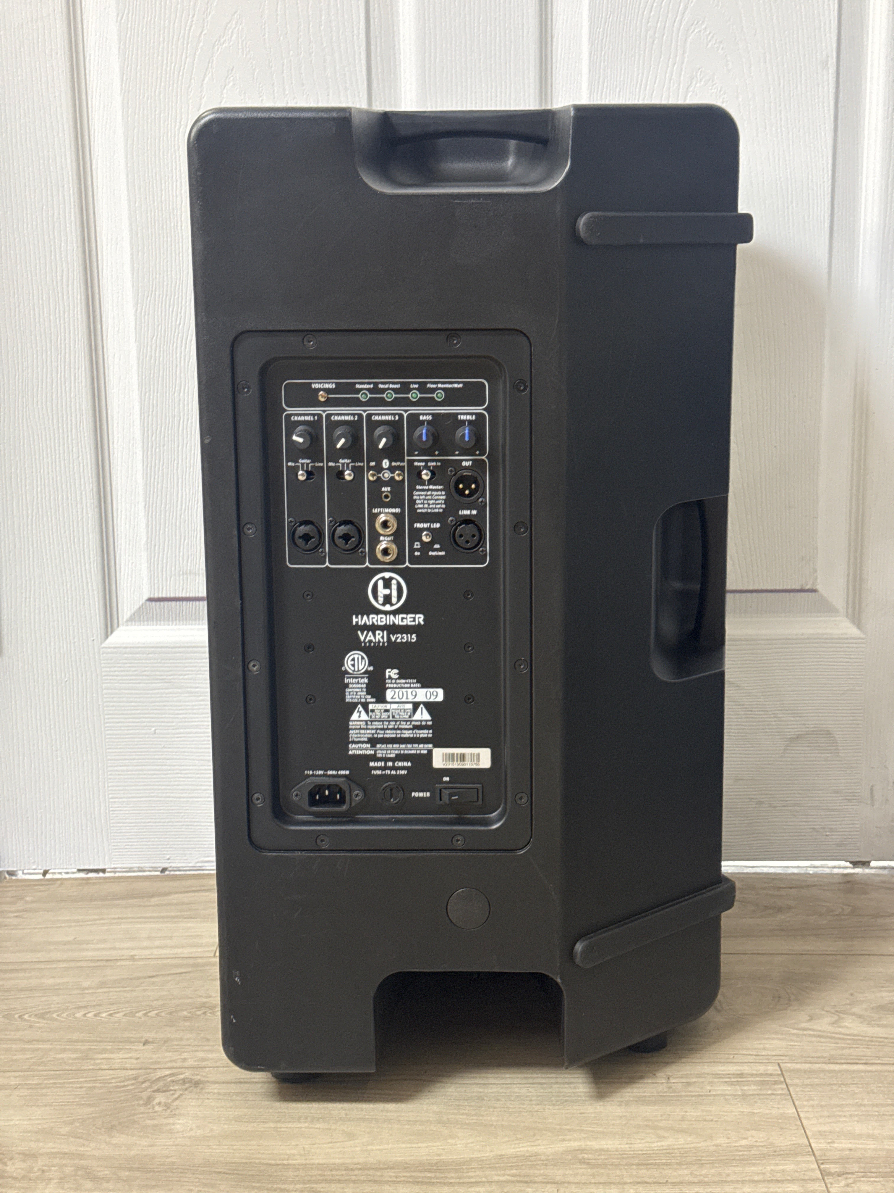 Harbinger VARI  V2315 Powered 2-Way Loudspeaker - Broken stand/foot