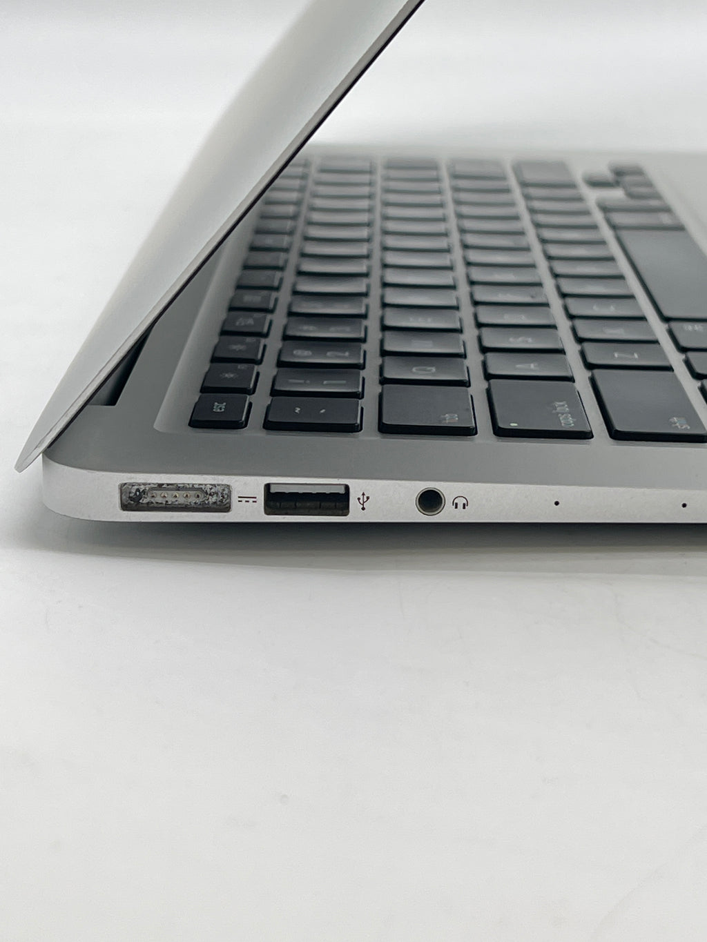 Apple MacBook Air 13" A1466 i5 8GB RAM 128GB Flash Storage - Used