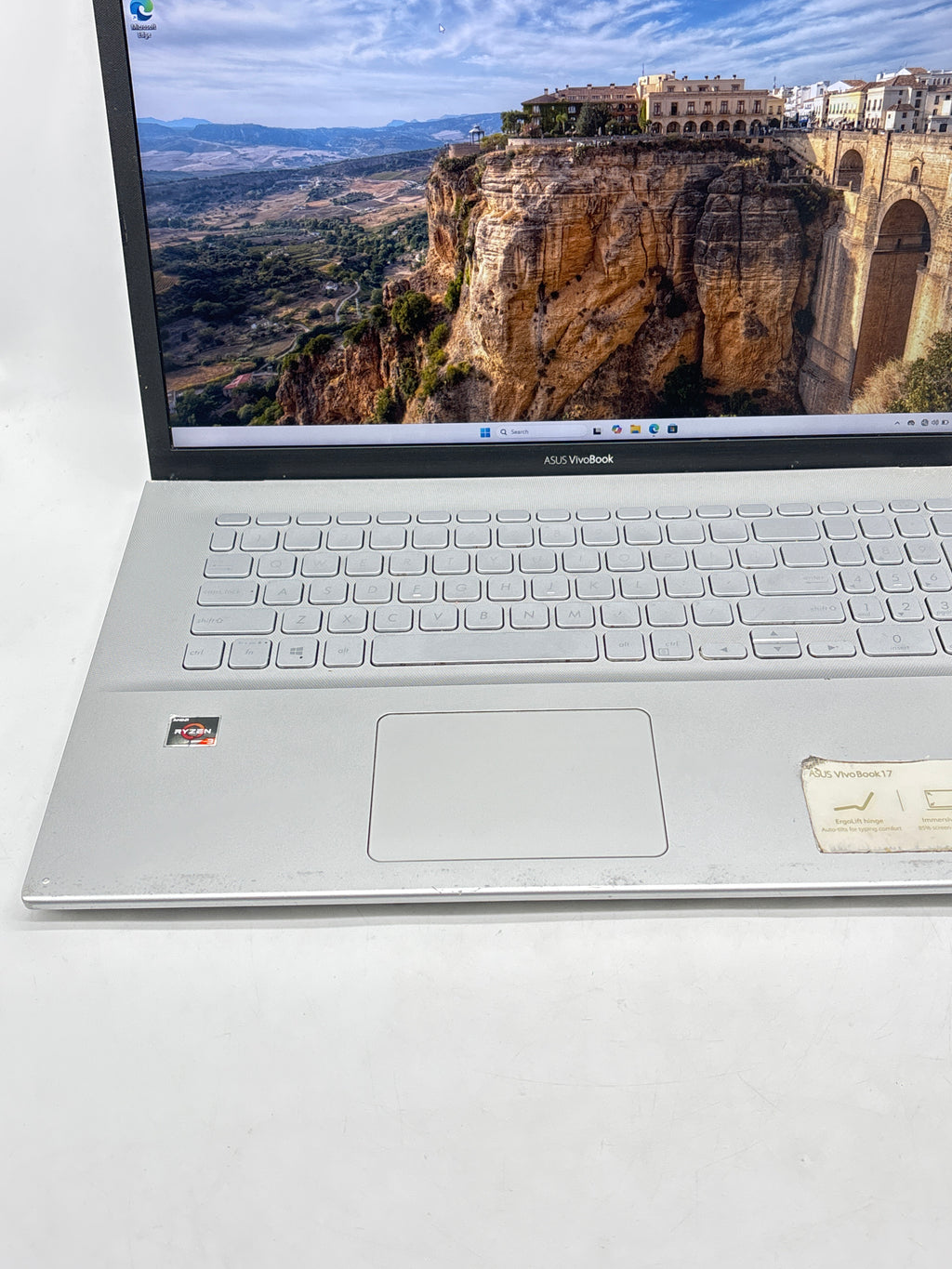 Asus VivoBook M712D 17.3in Ryzen 3 3250U 4GB RAM 256GB SSD - Used