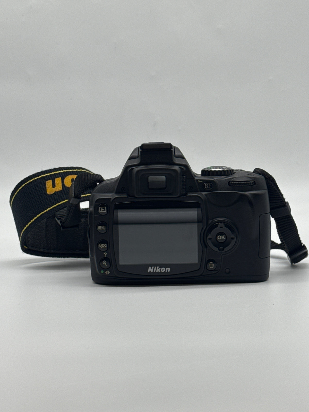 Nikon D40 DSLR Camera w/ Nikkor 18-55mm Lens Black - Used