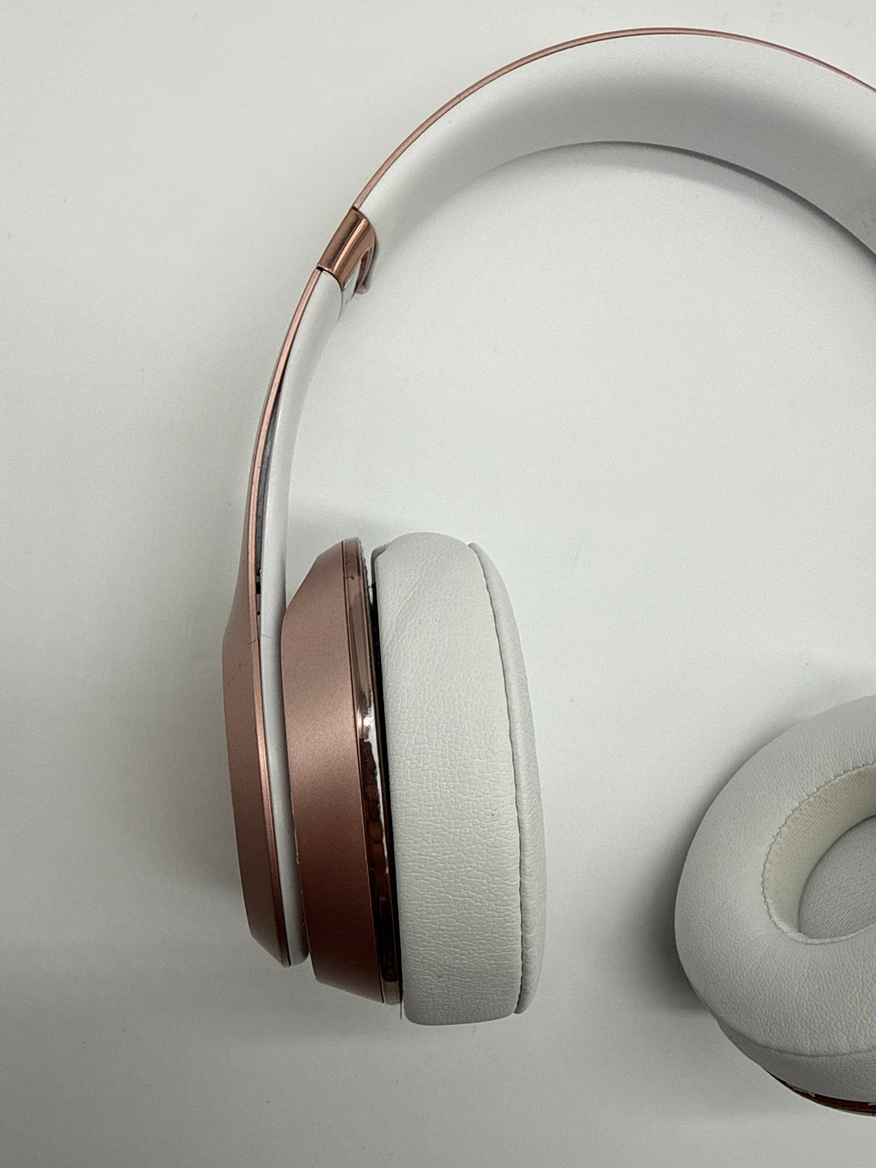 Beats by Dr. Dre Solo 3 Wireless Headphones Used