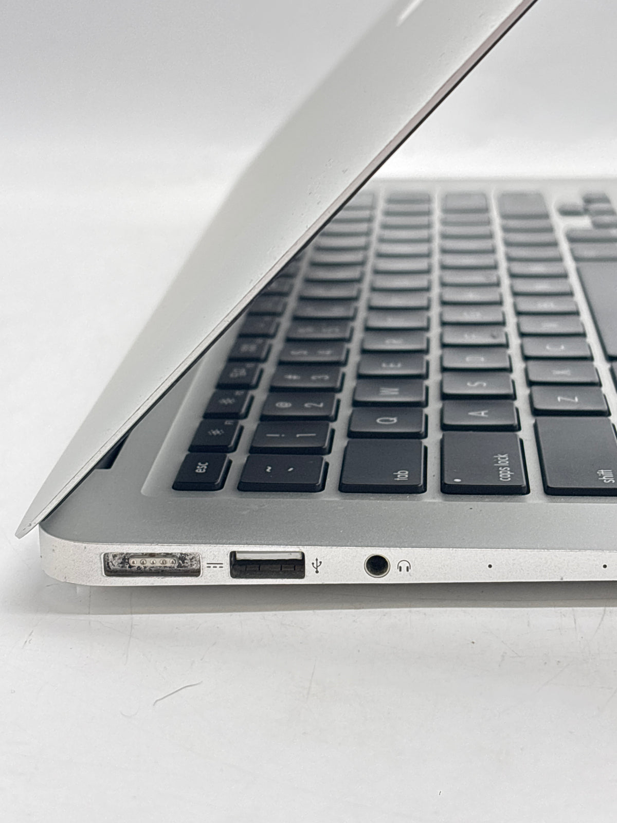 Apple MacBook Air 13in Mid 2013 A1466 Core i7 4GB RAM 121GB Flash Silver - Used