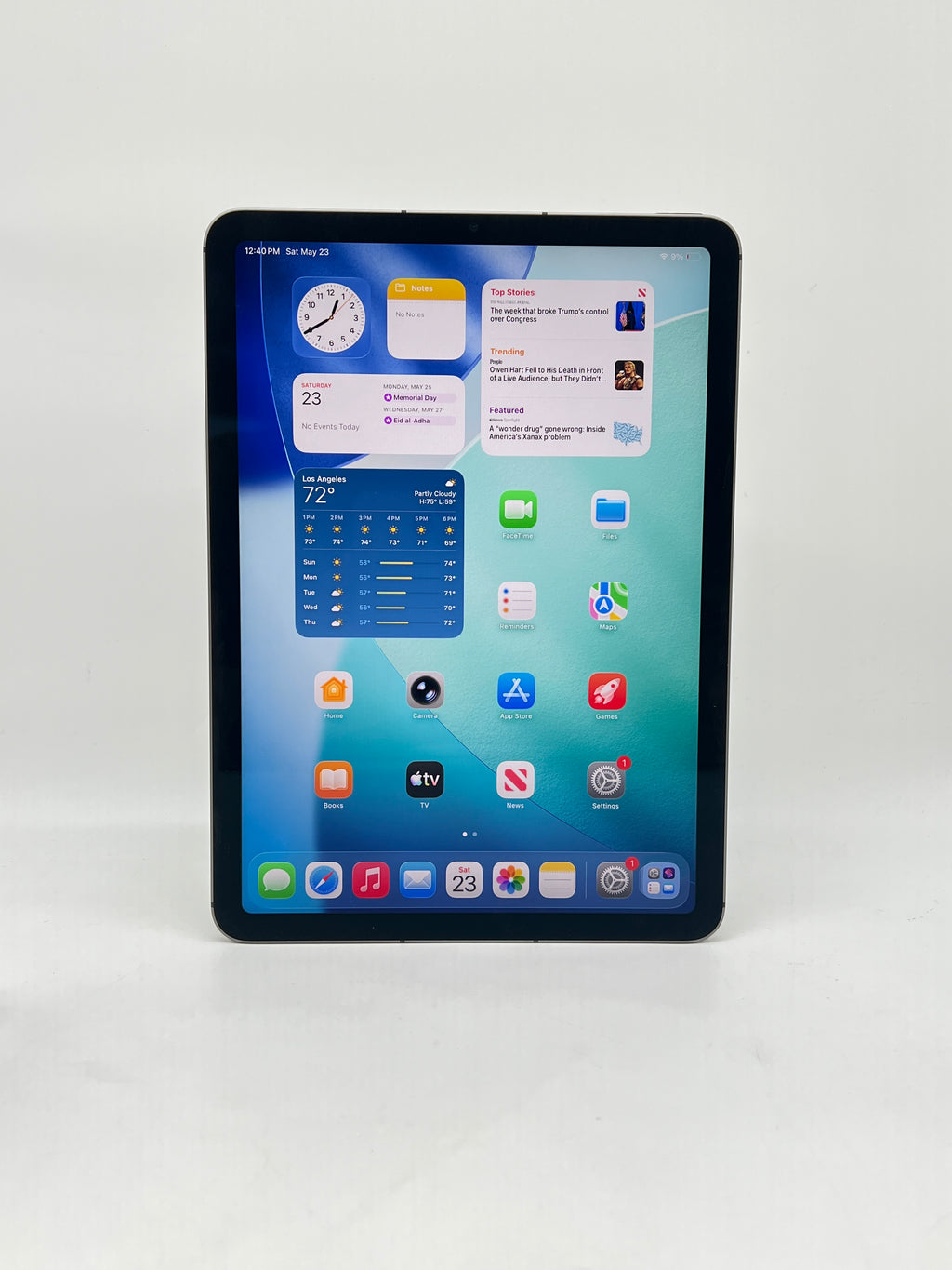 Apple iPad Air 5th Gen 64GB Wi-Fi + 5G Unlocked - Used with Box