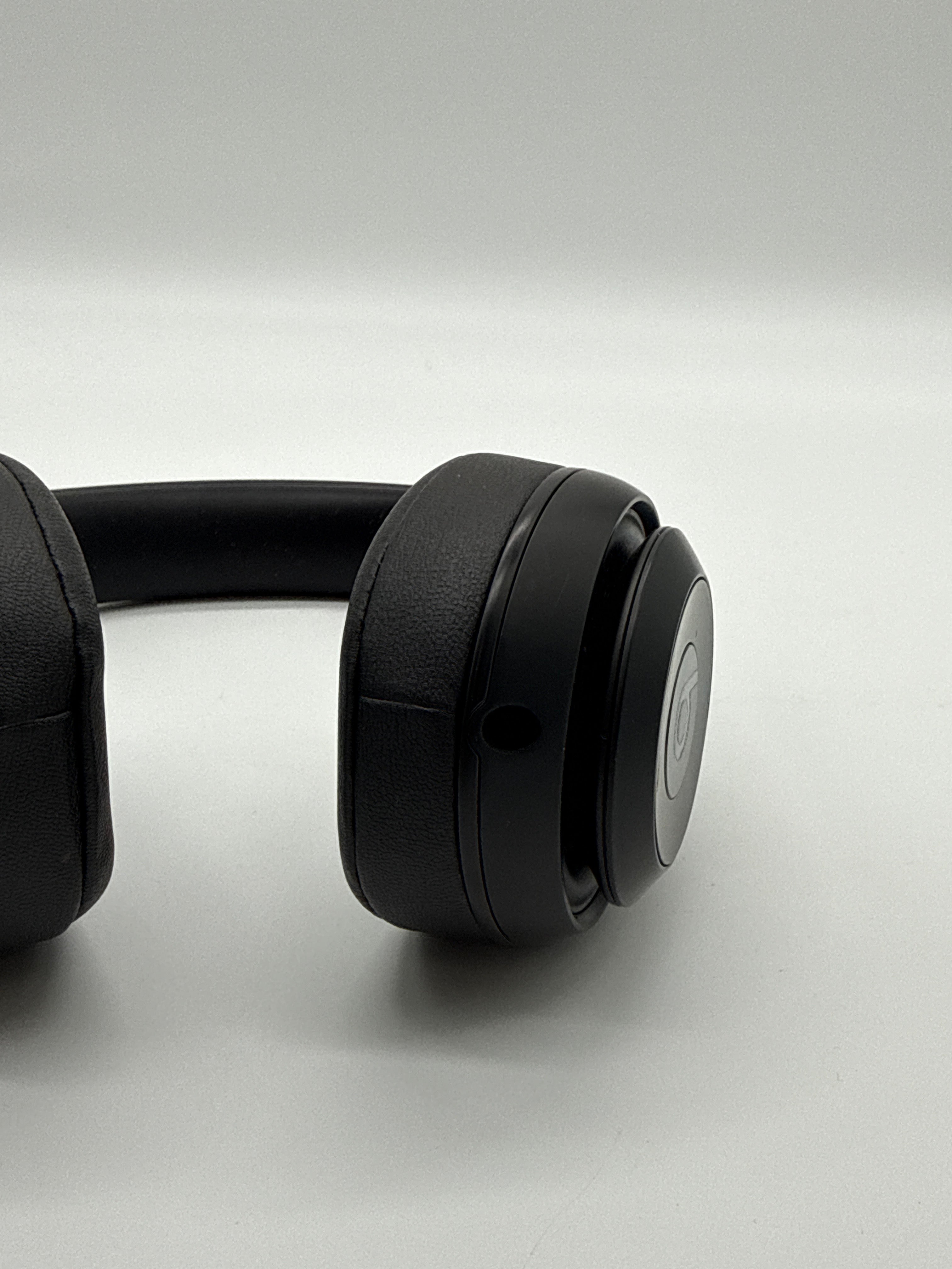 Beats Studio 3 Black Wireless Over-Ear Bluetooth Headphones Used