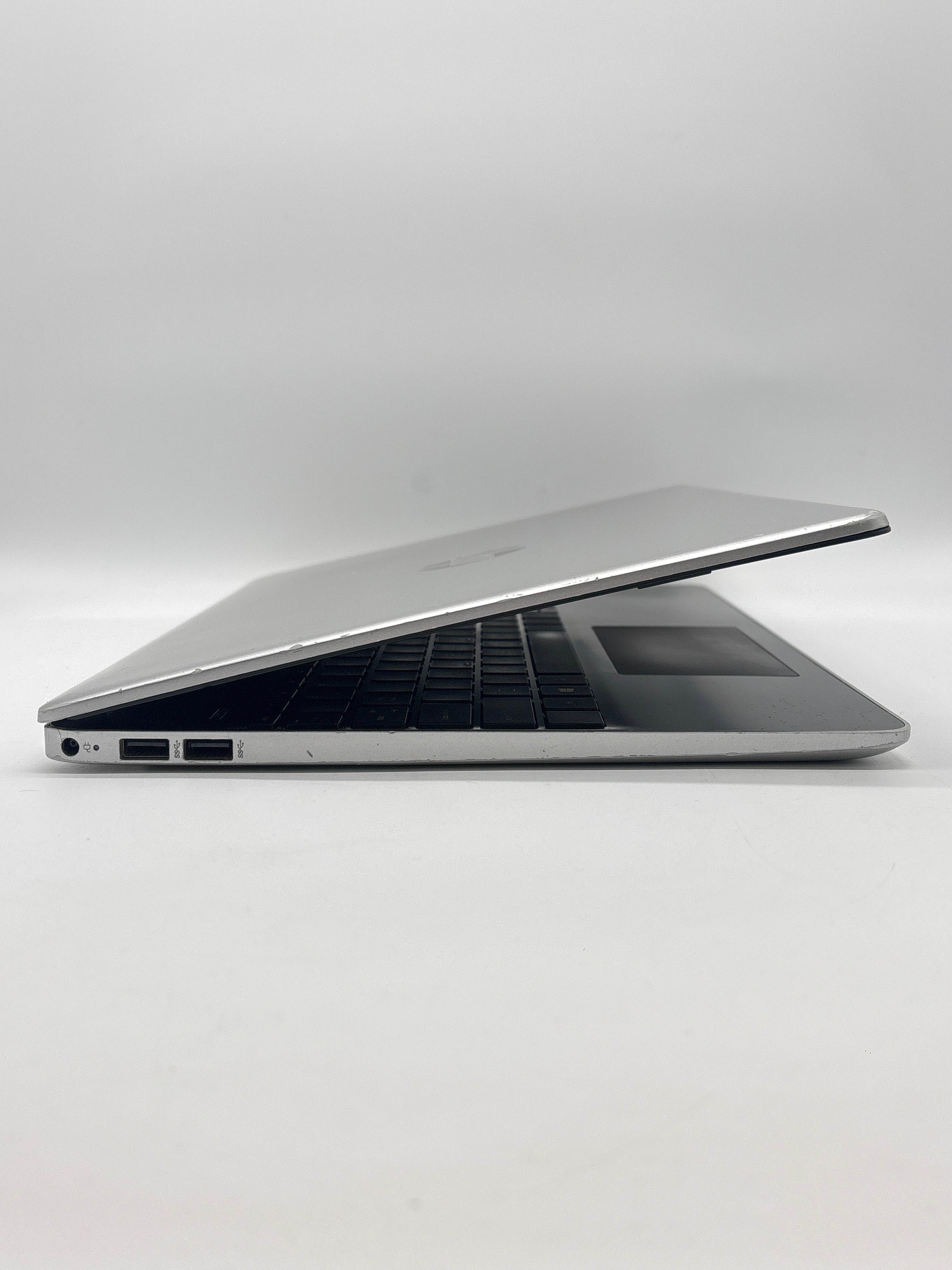 HP 15-dy1051wm i5-1035G1 8GB RAM 256GB SSD - For Parts (Small Cracks on Corners)