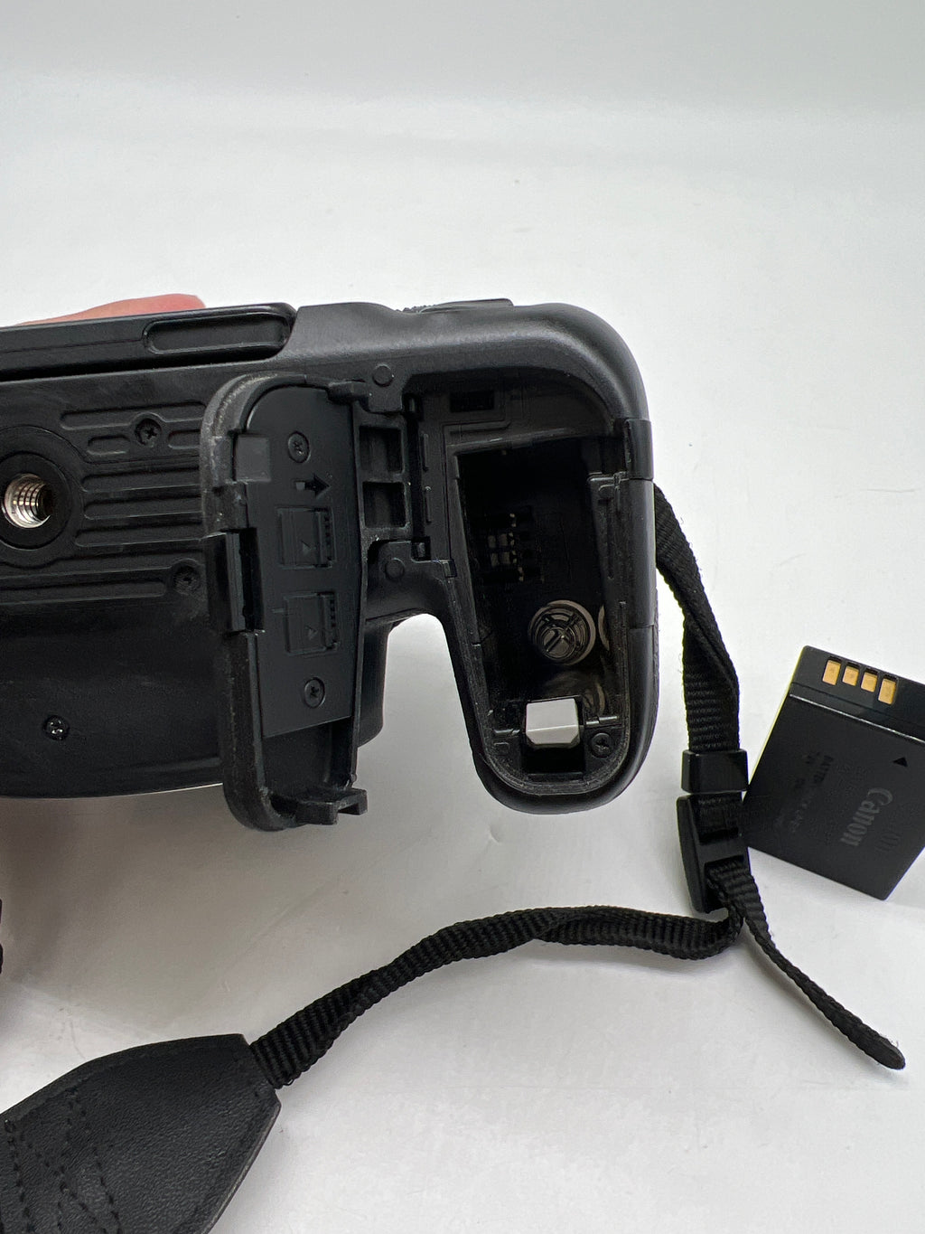 Canon EOS 77D Digital SLR Camera 24.2 MP Body Only - Used